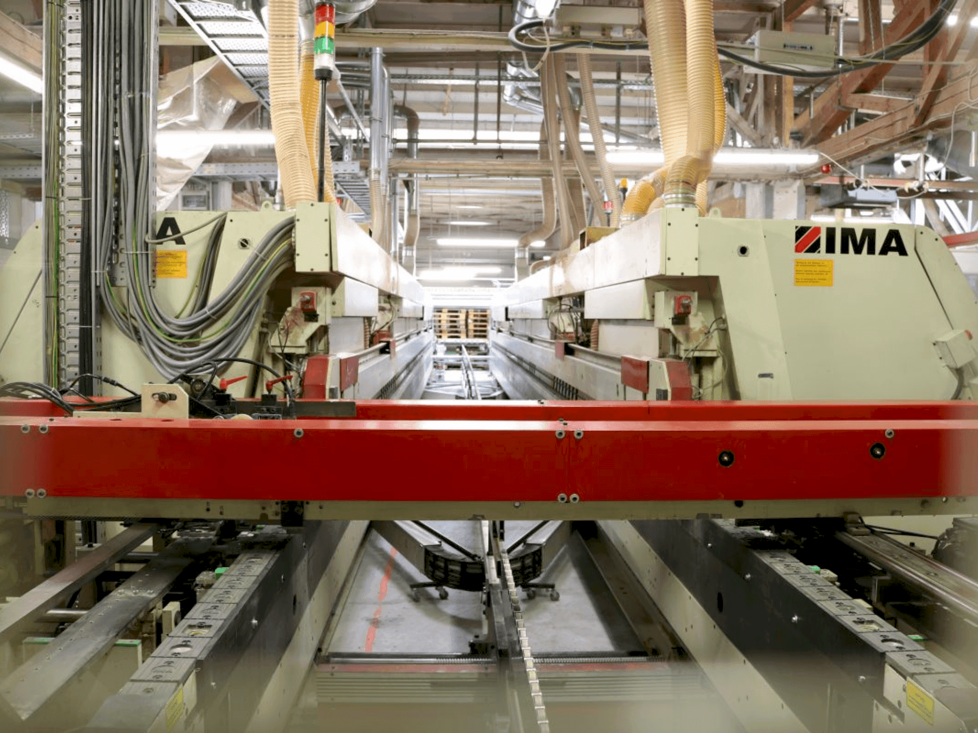 Čelní pohled na IMA Angular transfer stroj