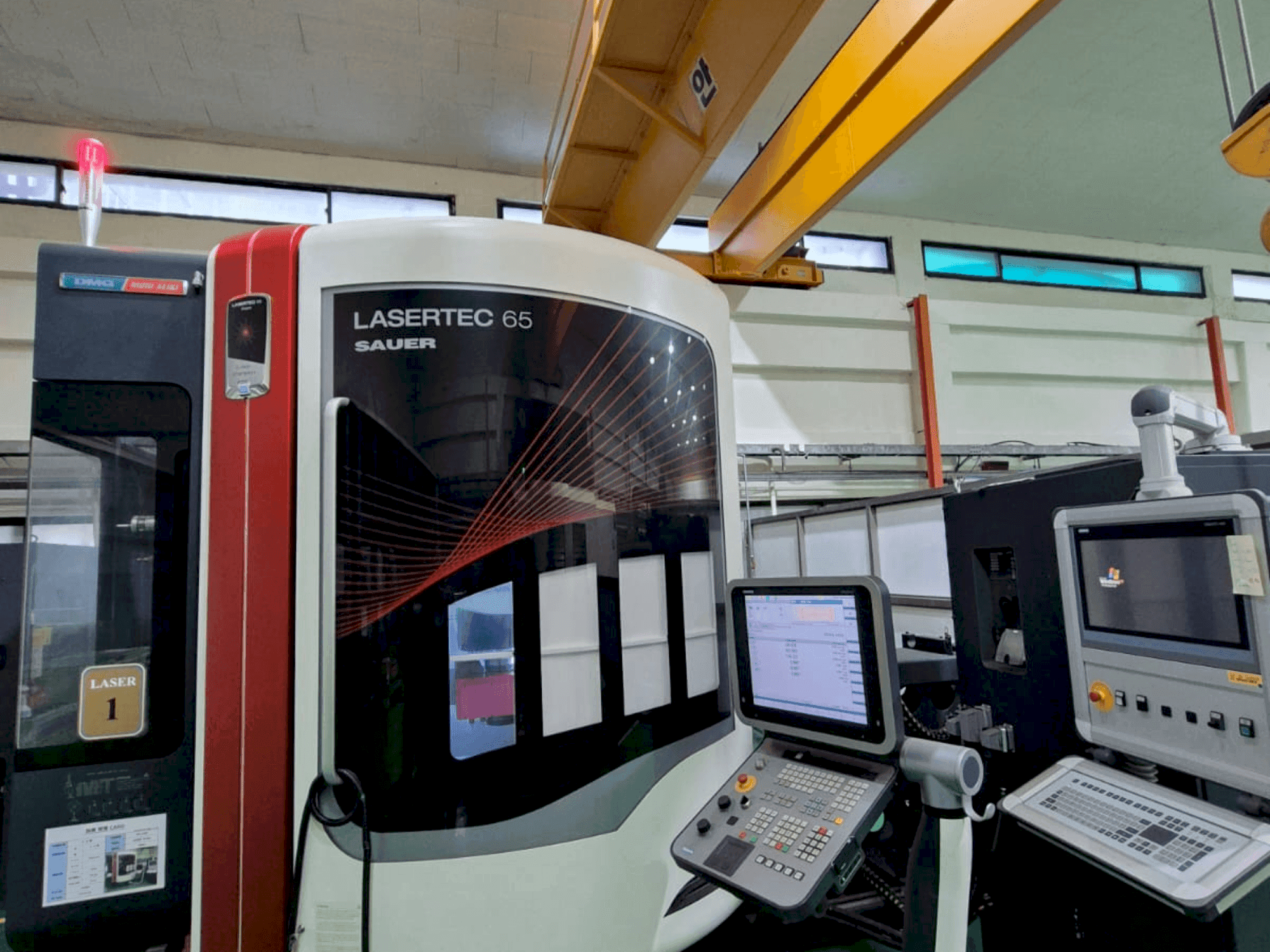 Čelní pohled na DMG Mori Seiki LaserTech 65 stroj