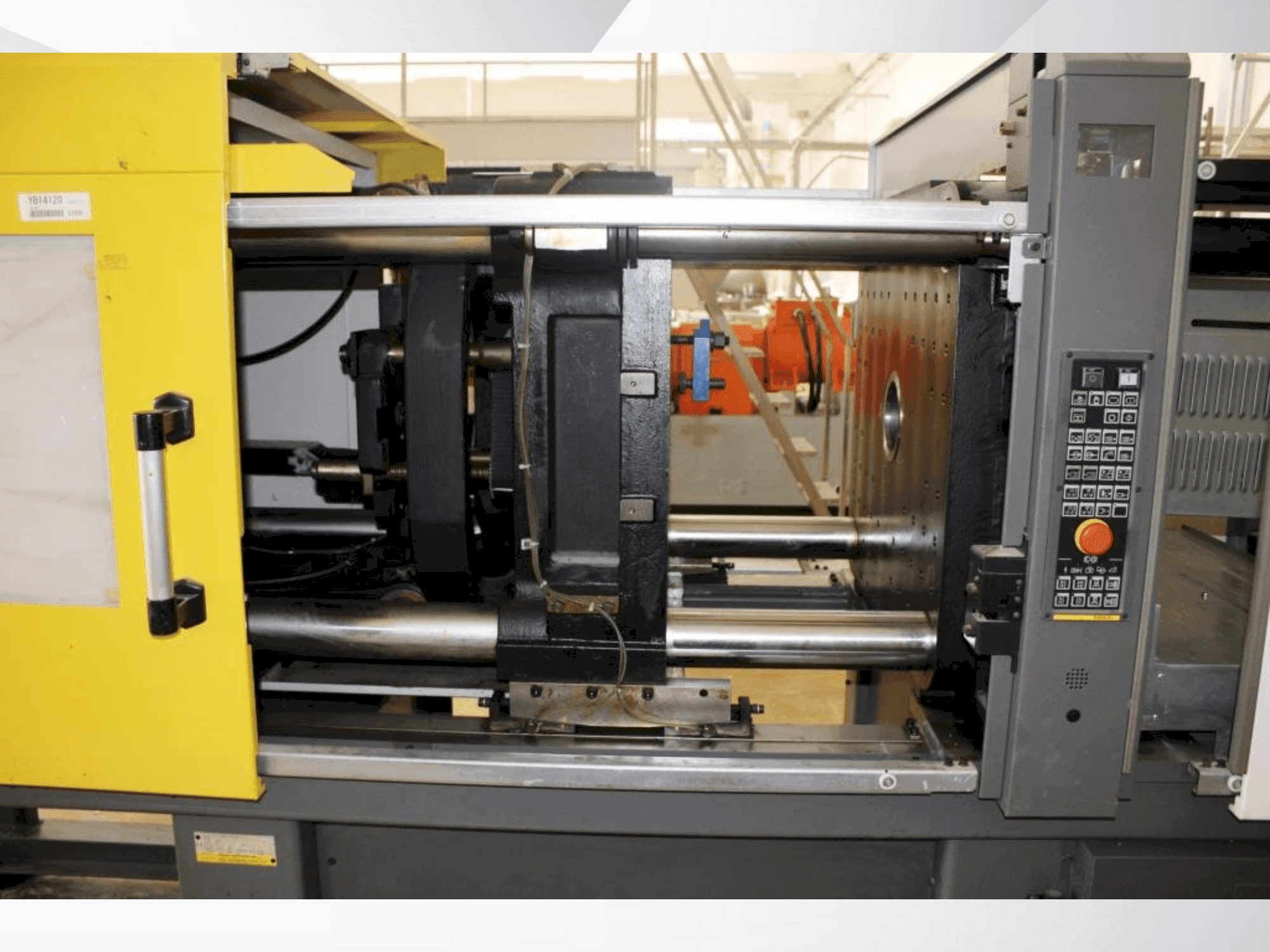 Čelní pohled na FANUC ROBOSHOT S-2000 i 150B stroj