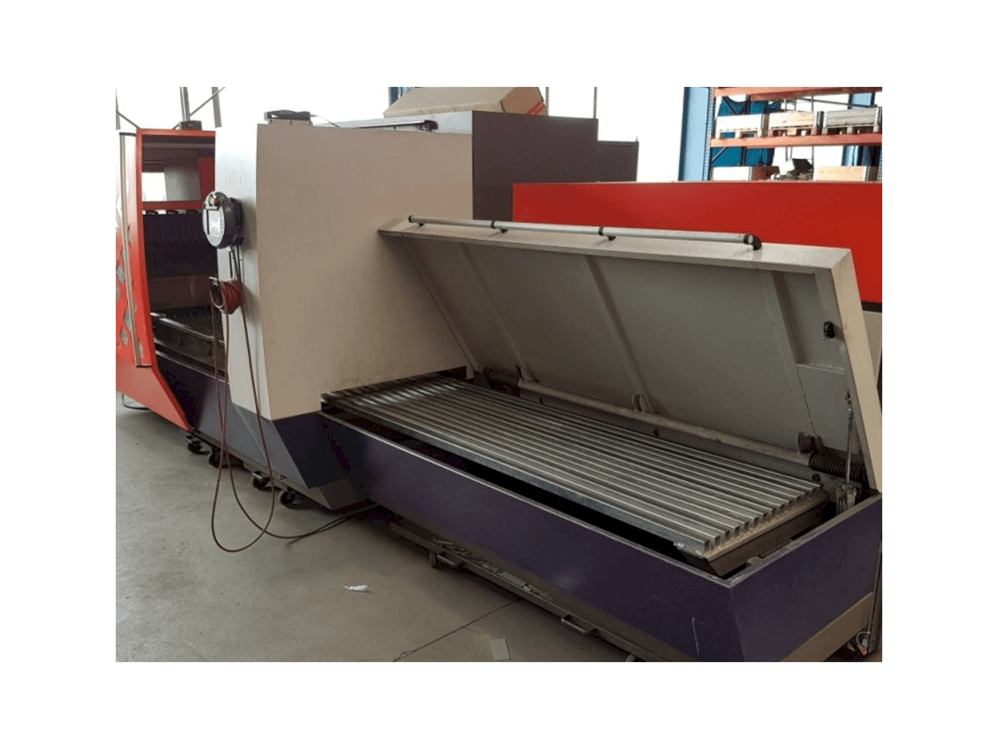 Čelní pohled na Bystronic Byvention 3015 stroj