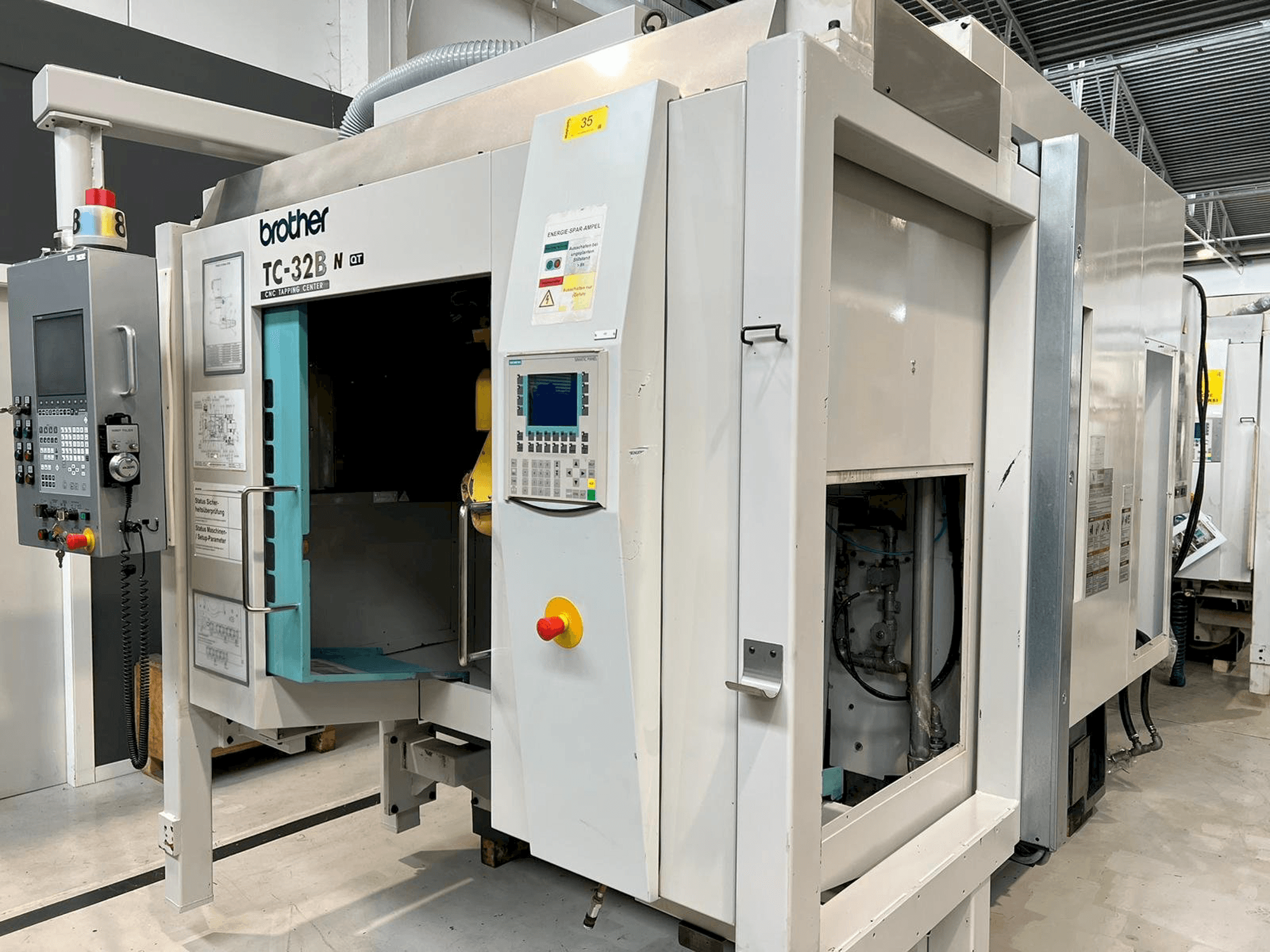 Čelní pohled na Brother TC-32BN QT stroj