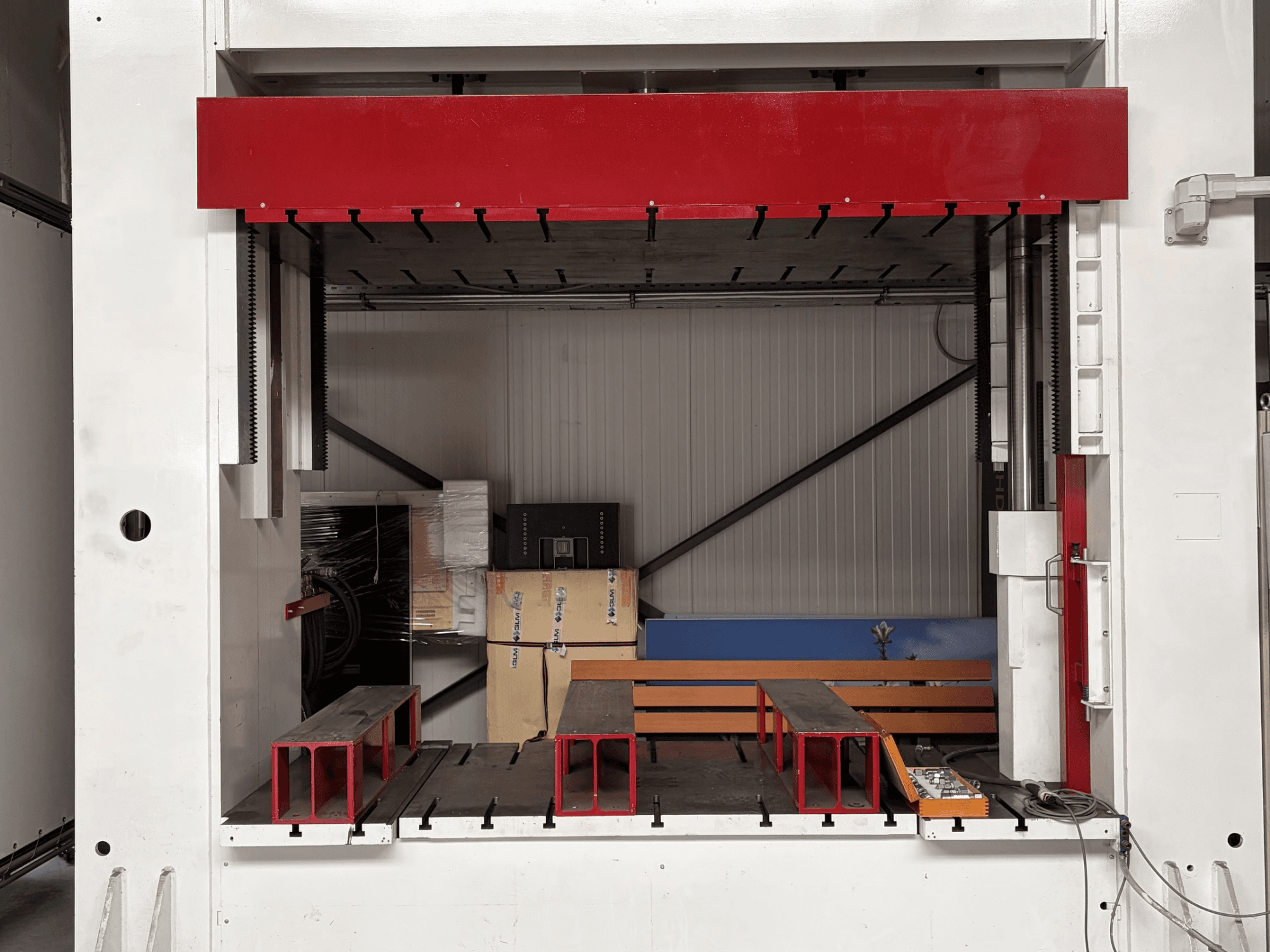 Hydraulický lis WIS ATEVI Druckgeber ATeVi Heidel, pohled zepředu, znázorňující kovovou konstrukci a pracovní plochu.