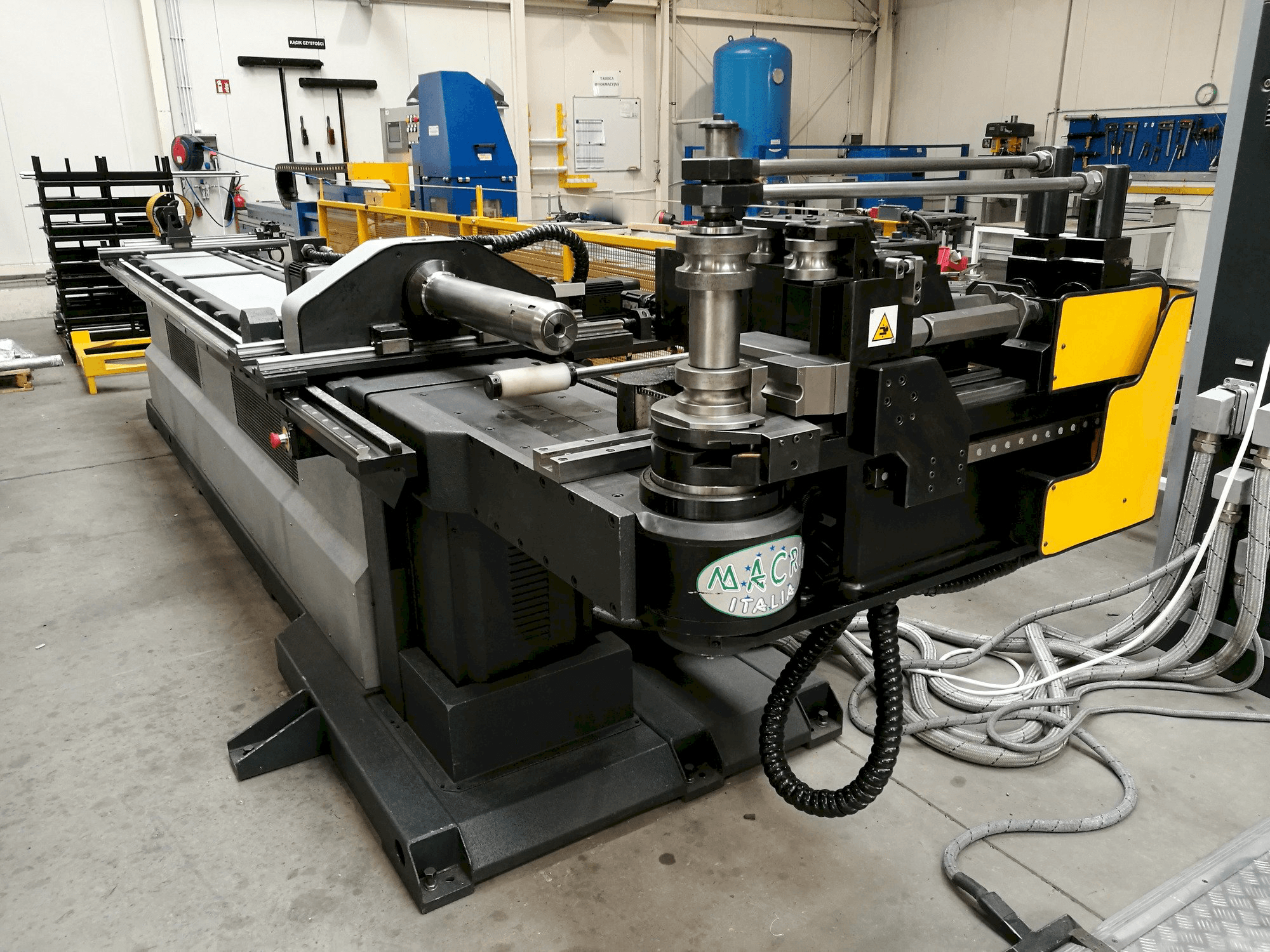 Čelní pohled na Macri Italia PROVAR 6-65 stroj