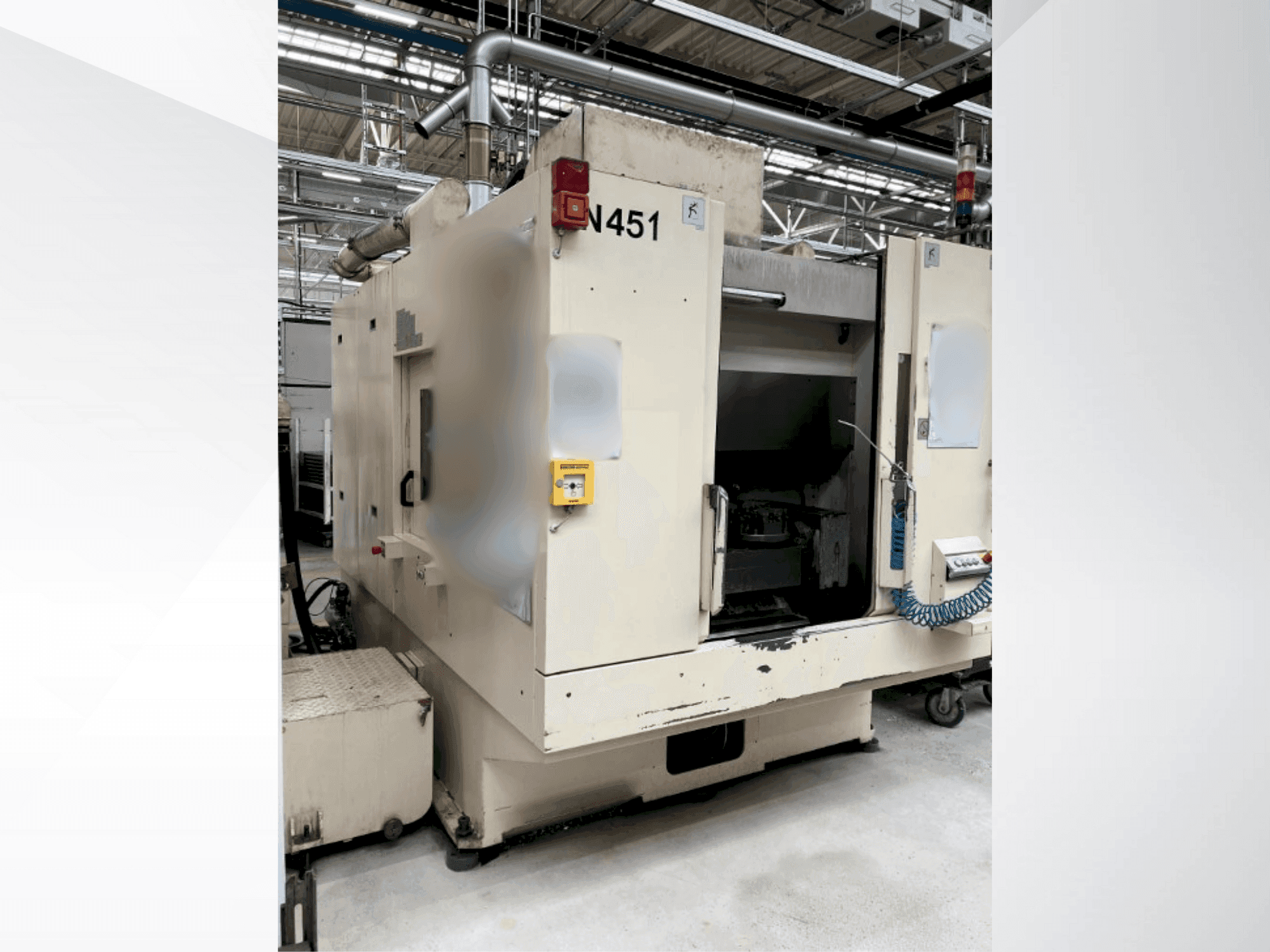 Čelní pohled na CHIRON DZ 18 W stroj