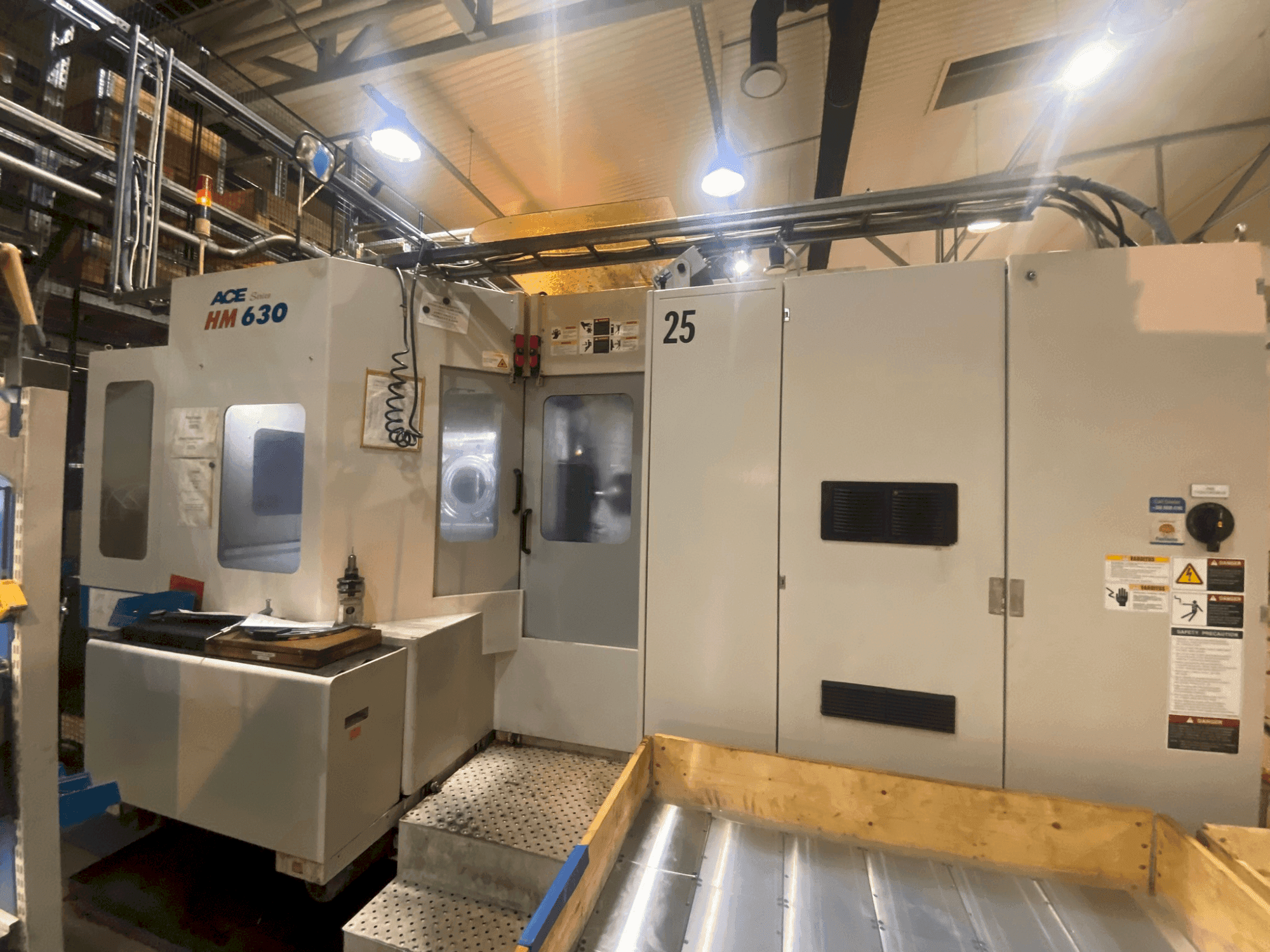 Čelní pohled na DOOSAN ACE-HM 630 stroj