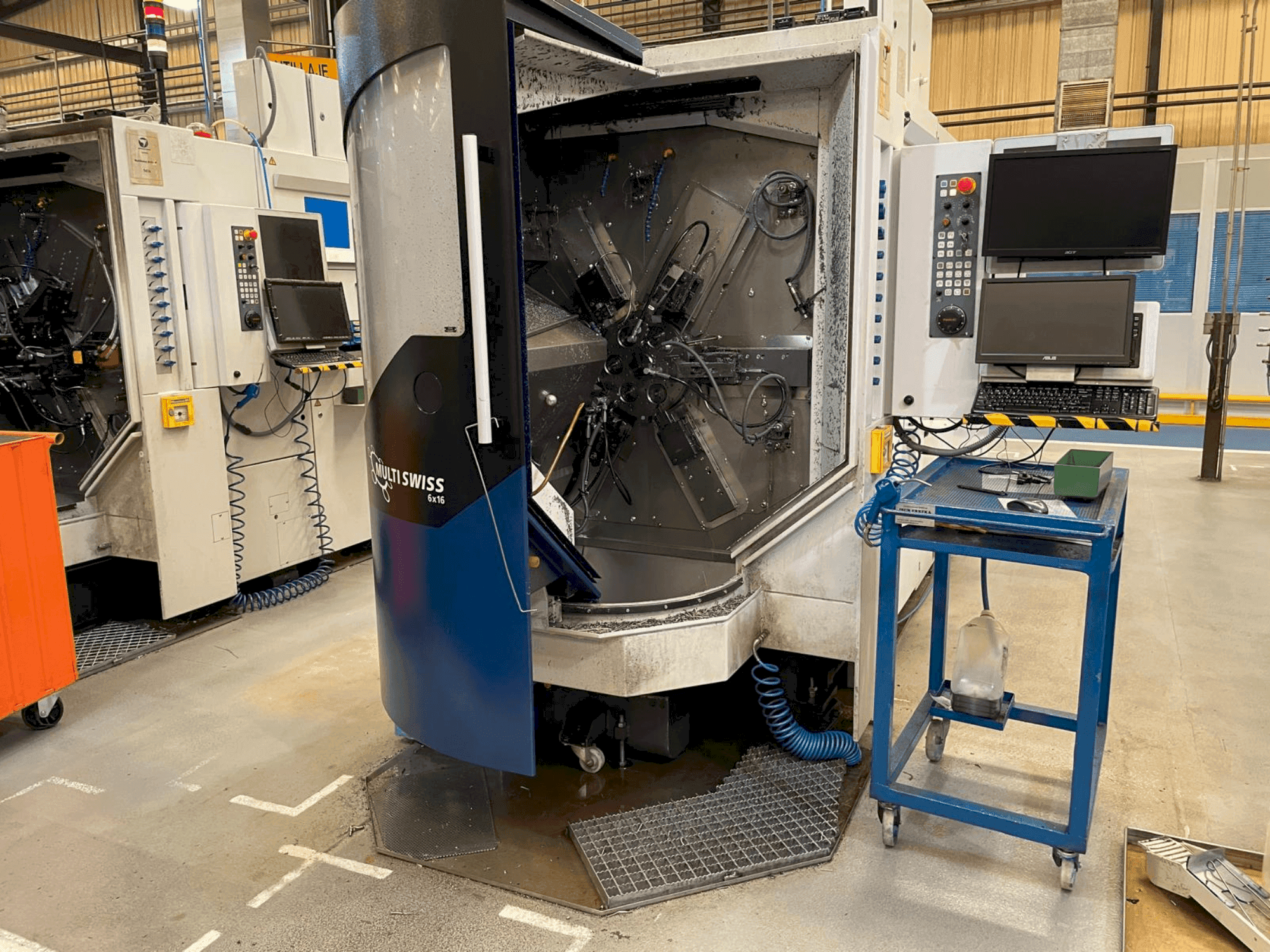 Čelní pohled na TORNOS MultiSwiss 6x16 stroj