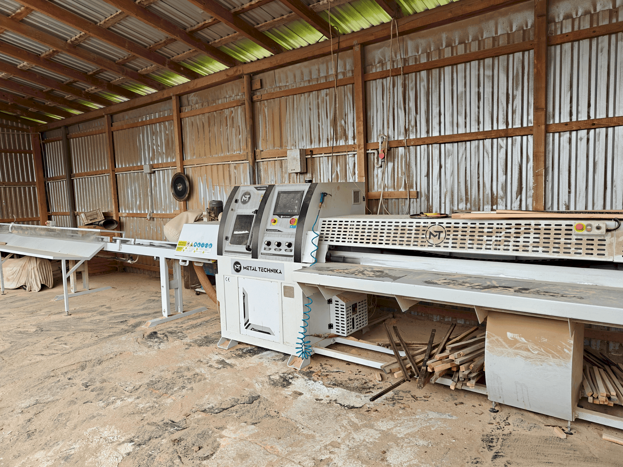 Čelní pohled na METAL TECHNIKA OWD-1600 stroj