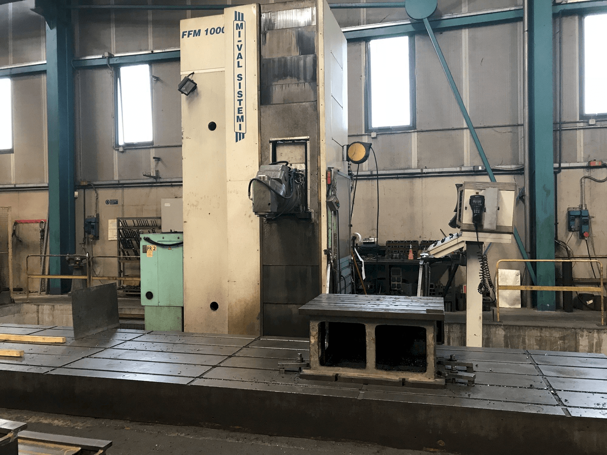 Čelní pohled na MIVAL FFM 1000 stroj