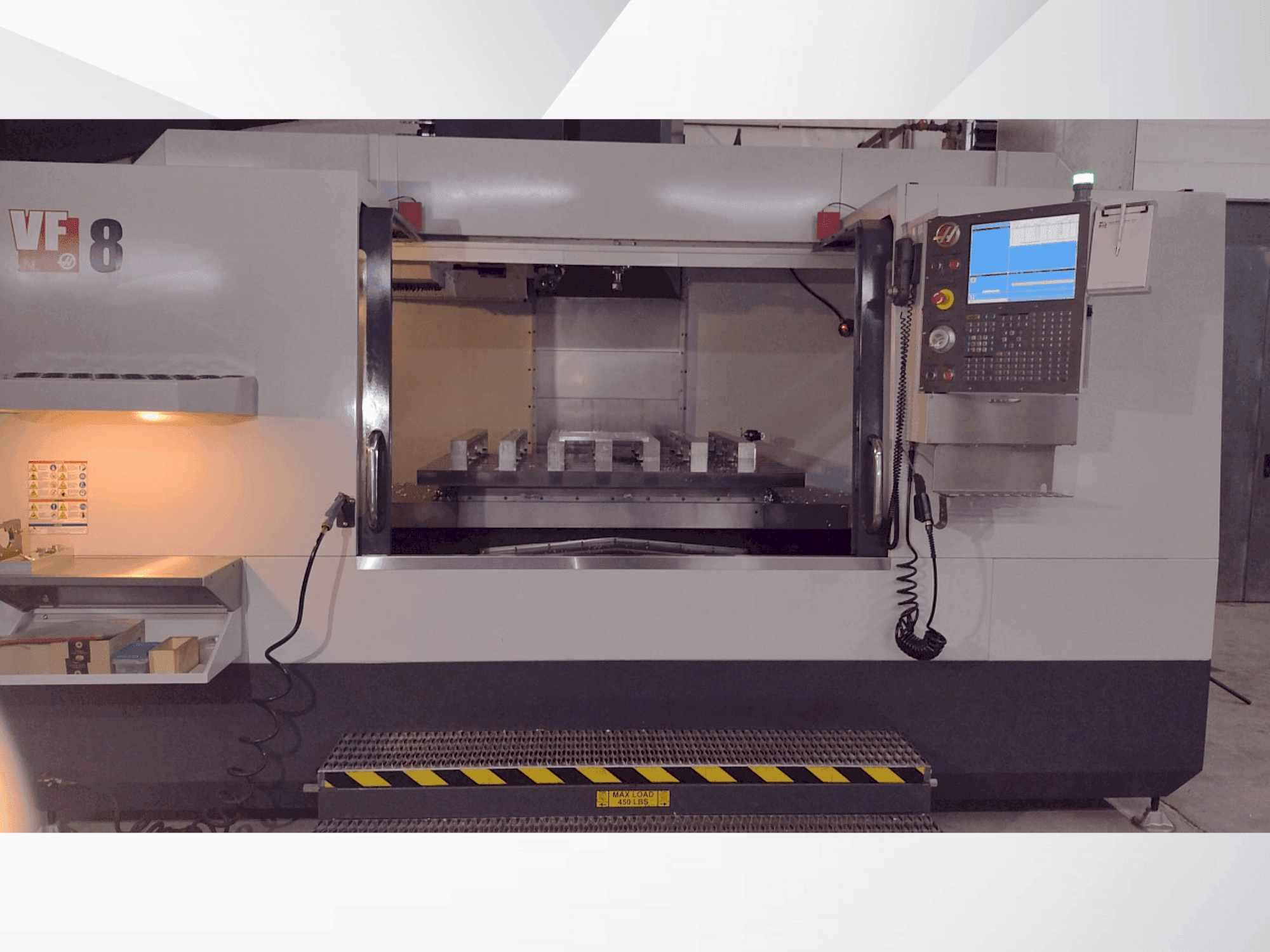 Čelní pohled na HAAS VF-8/40 stroj