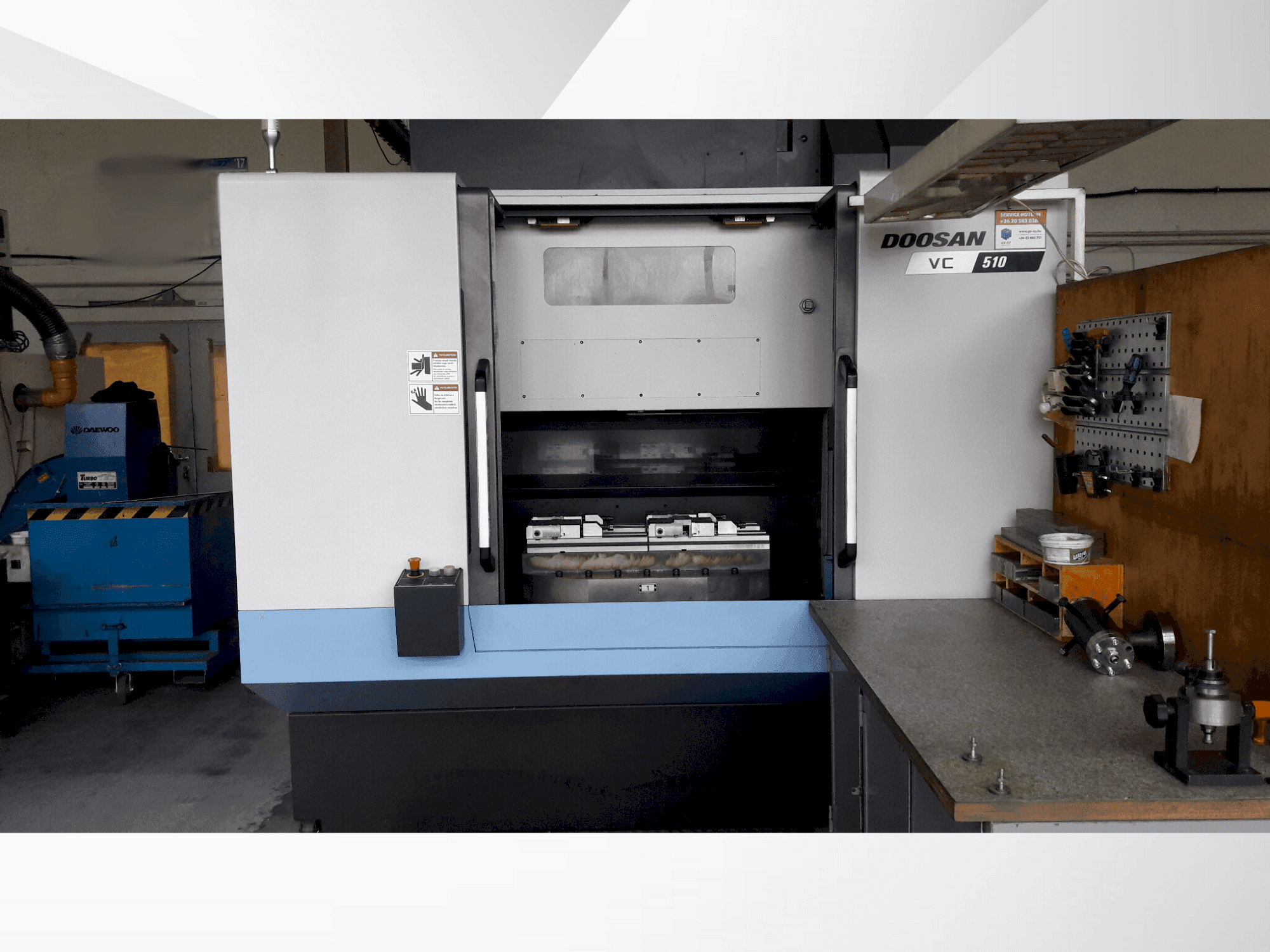 Čelní pohled na DOOSAN VC 510 stroj