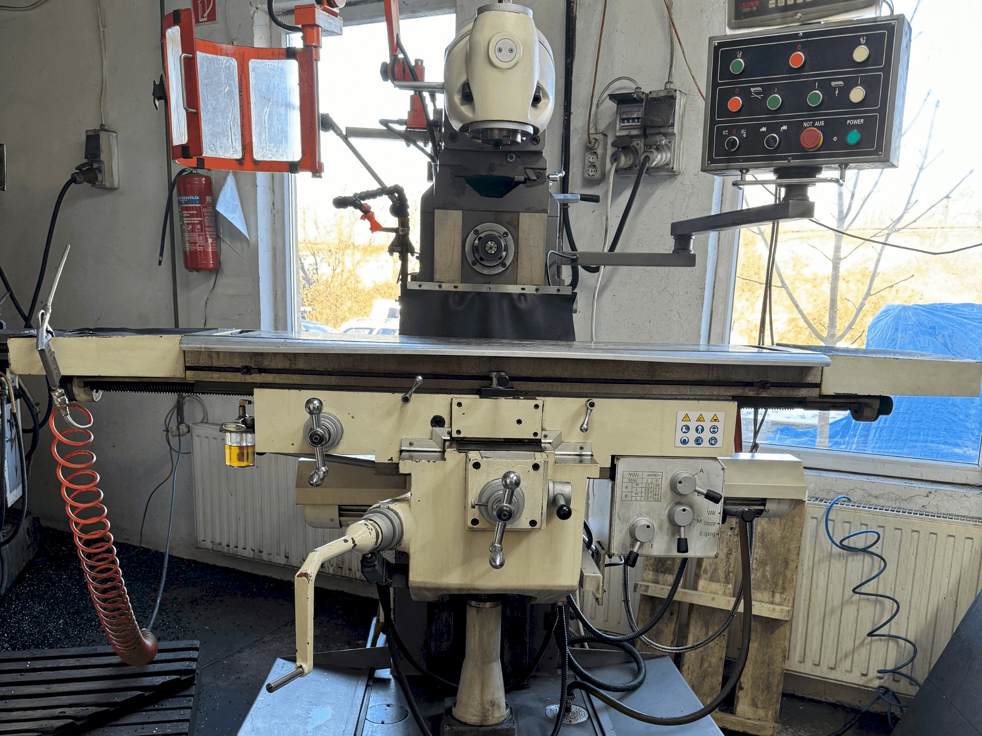 Čelní pohled na ELMAG UFM 125GT stroj