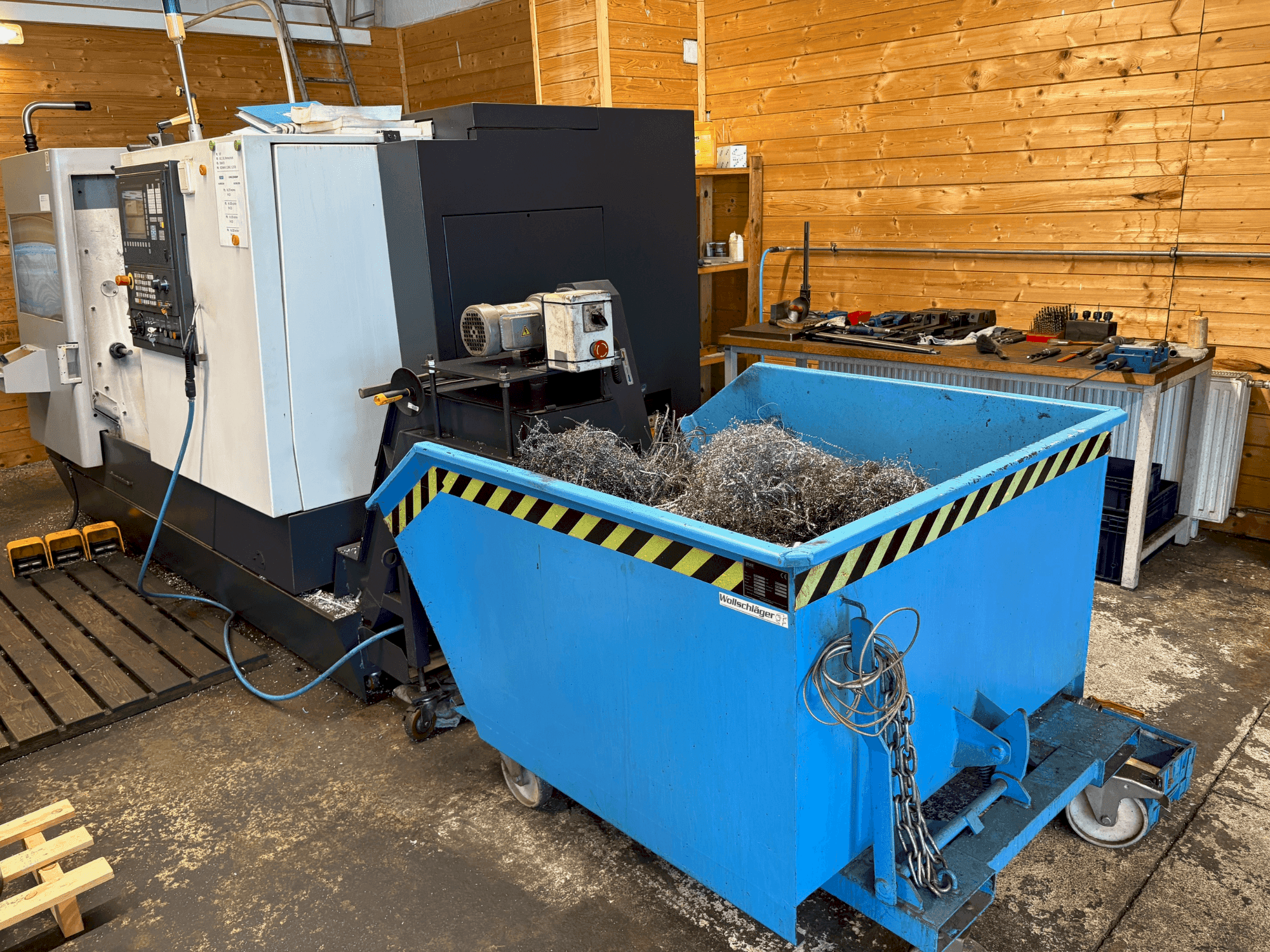 Čelní pohled na HWACHEON Cutex 240 stroj