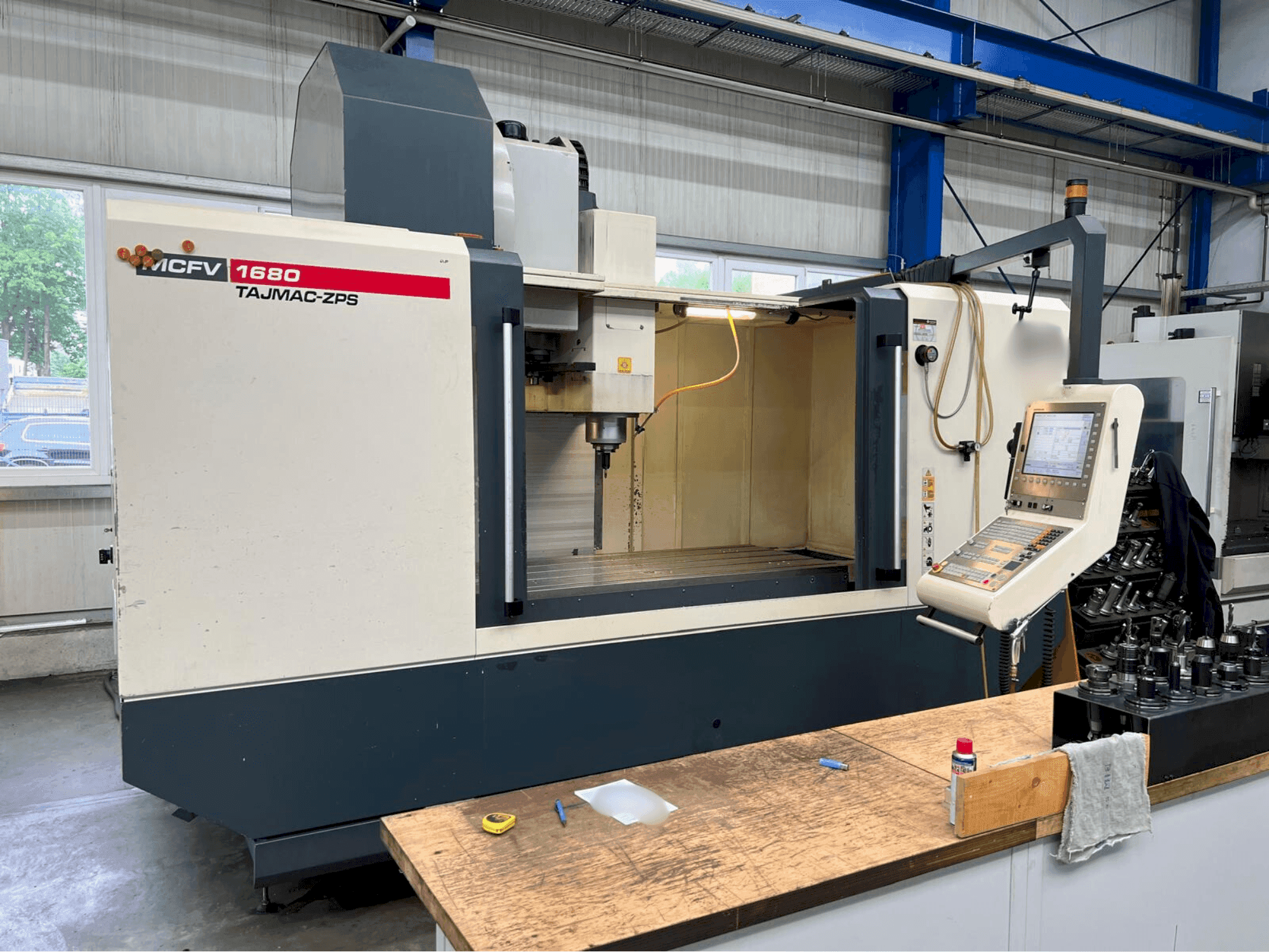 Čelní pohled na TAJMAC-ZPS MCFV 1680 stroj