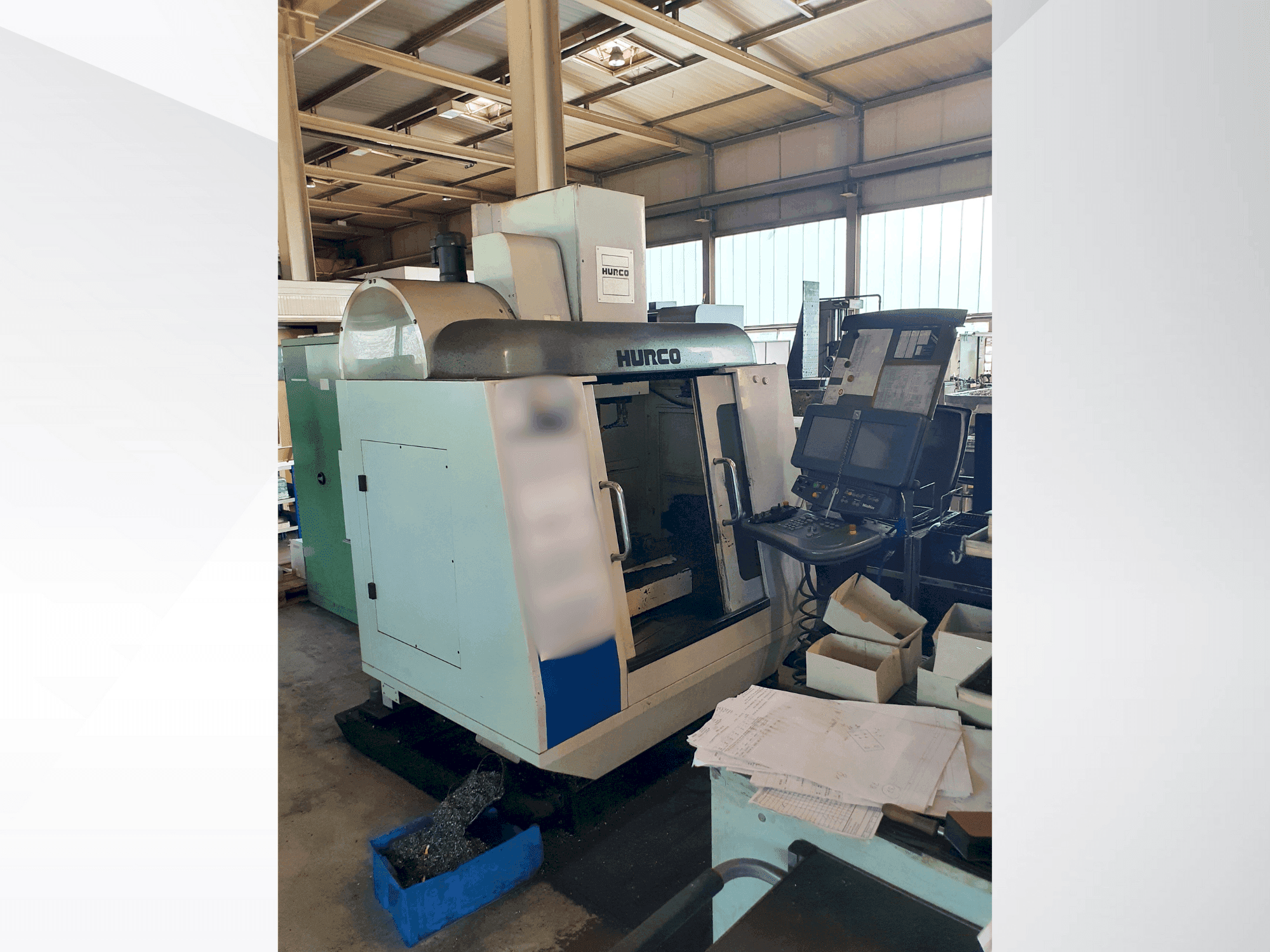 Čelní pohled na Hurco VMX42T stroj