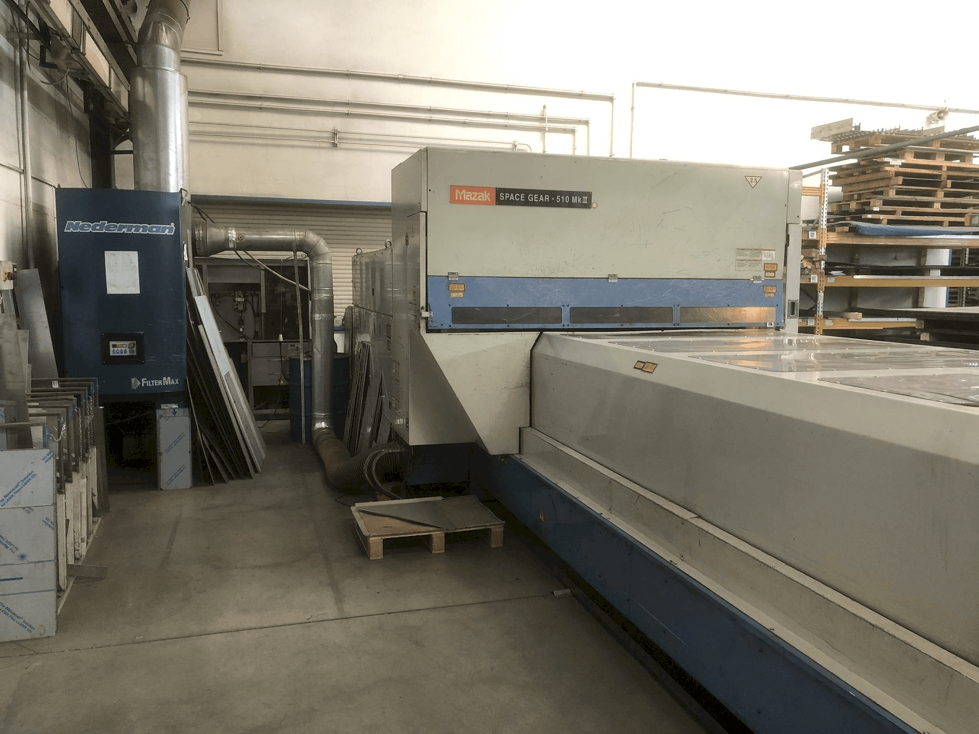 Čelní pohled na Mazak SPACE GEAR-510 Mk II stroj