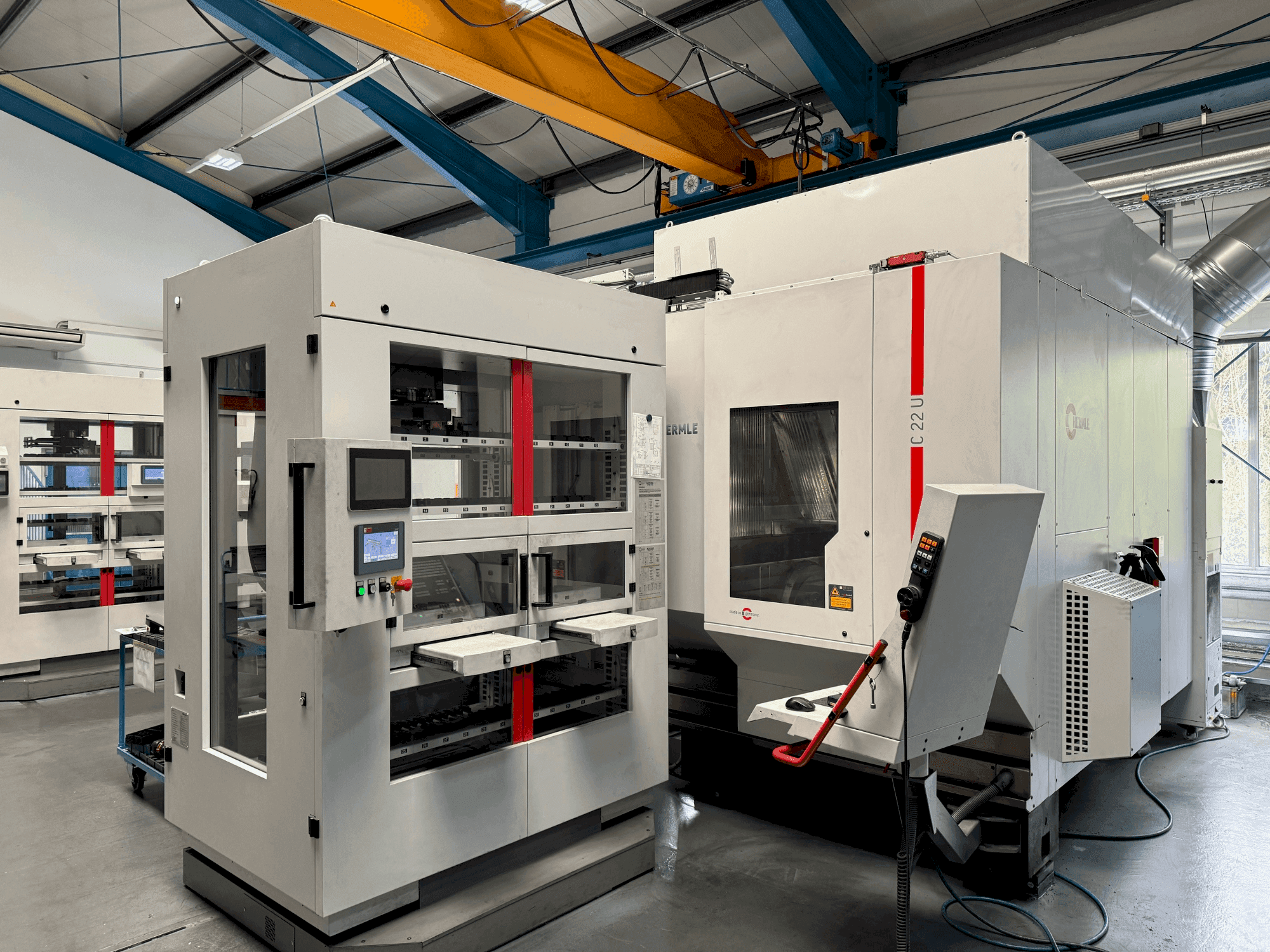 Čelní pohled na HERMLE C22 with handling system IH30 (2017) stroj