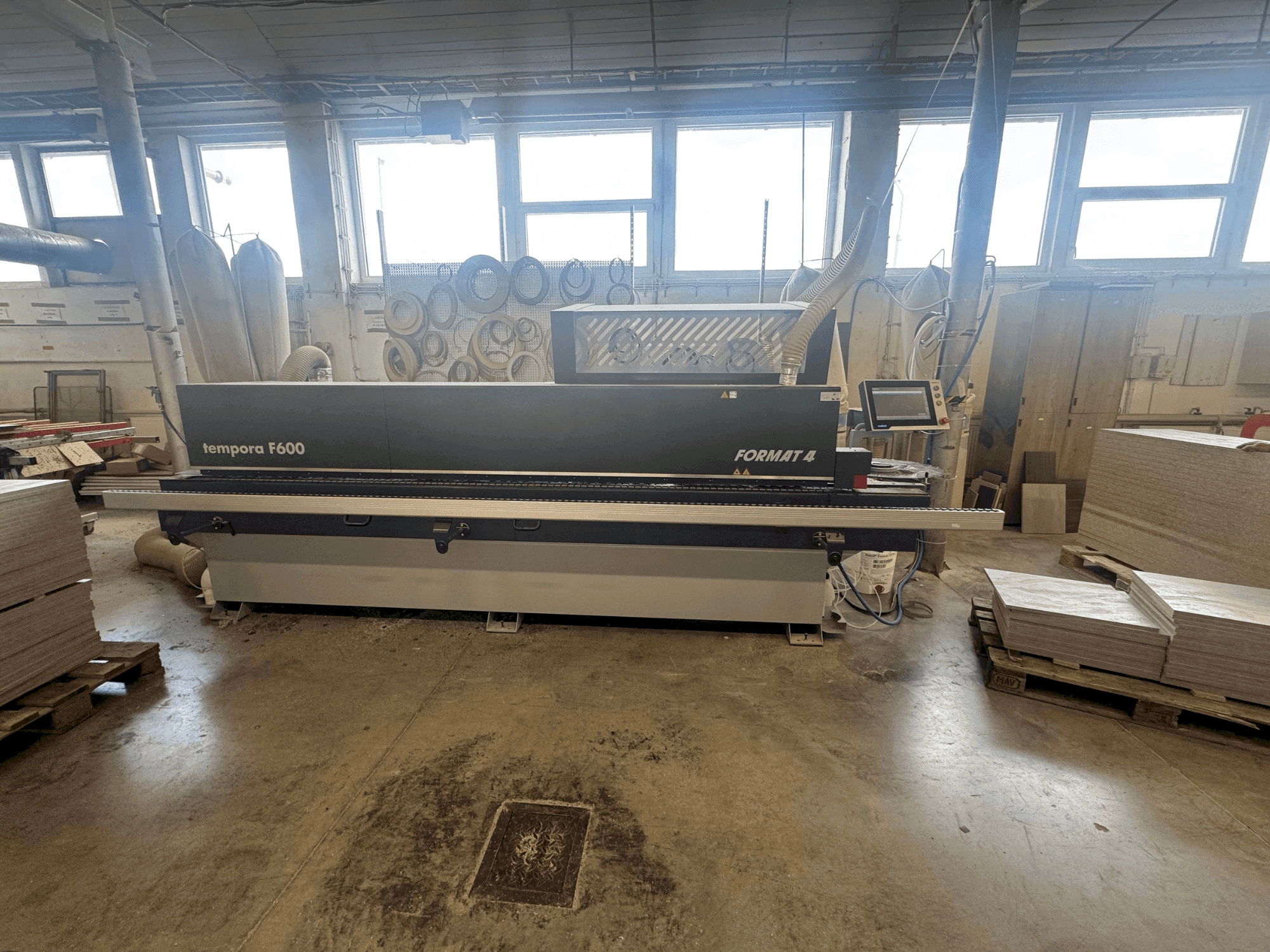 Čelní pohled na FORMAT4 TEMPORA 60.06 glueBox x-motion stroj