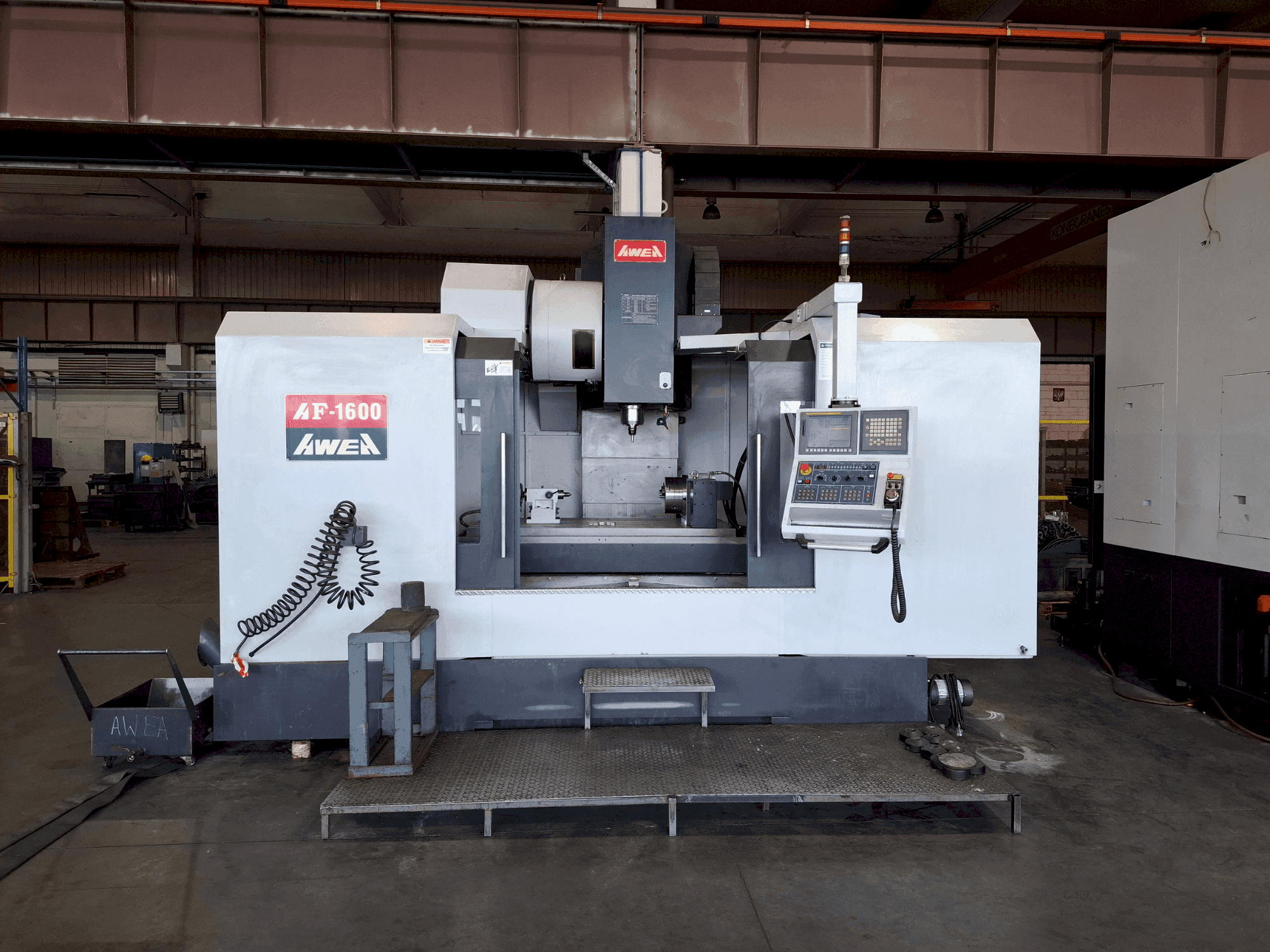 Čelní pohled na AWEA AF-1600 stroj