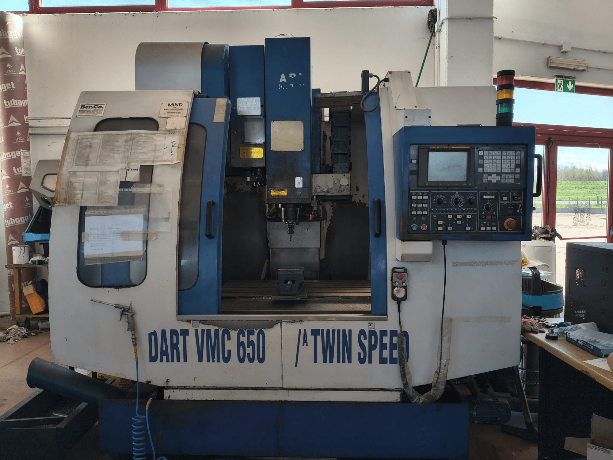 Vertikální obráběcí centrum DART VMC650 XL/A T.S, pohled zepředu, ovládací panel, držák nástrojů a provozní detaily.