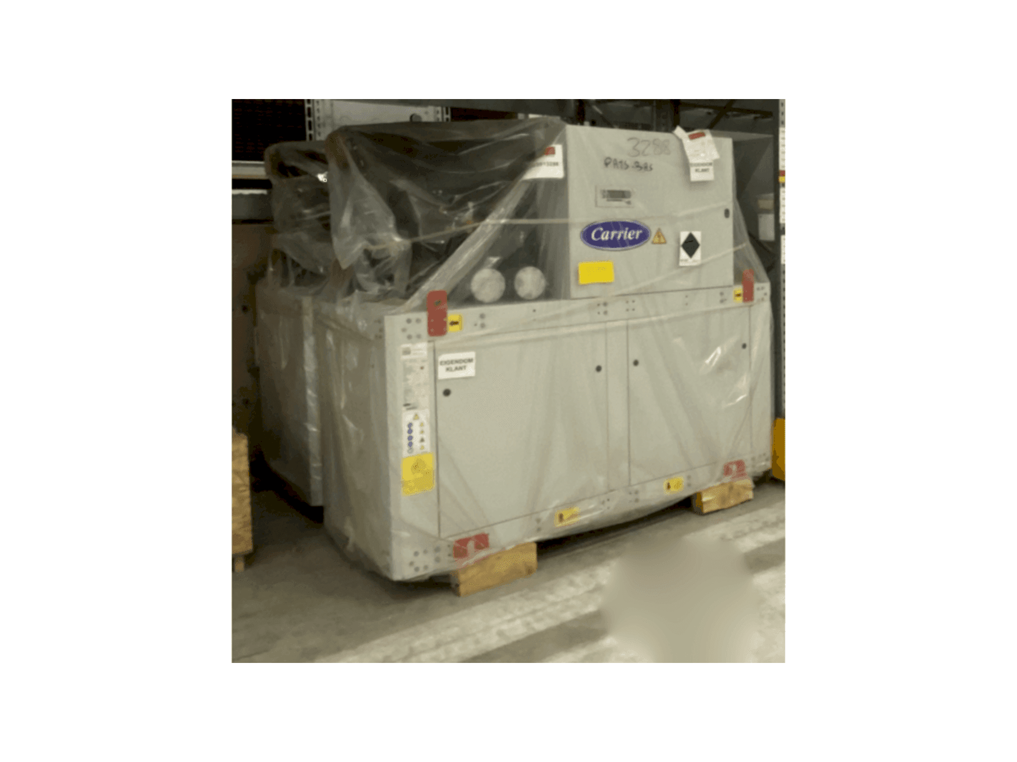 Čelní pohled na CARRION 3x Carrier heat pump 30WI1000 & 2x Refrion Dry Coolers V-model ES4C 2390.6/4 E2 stroj