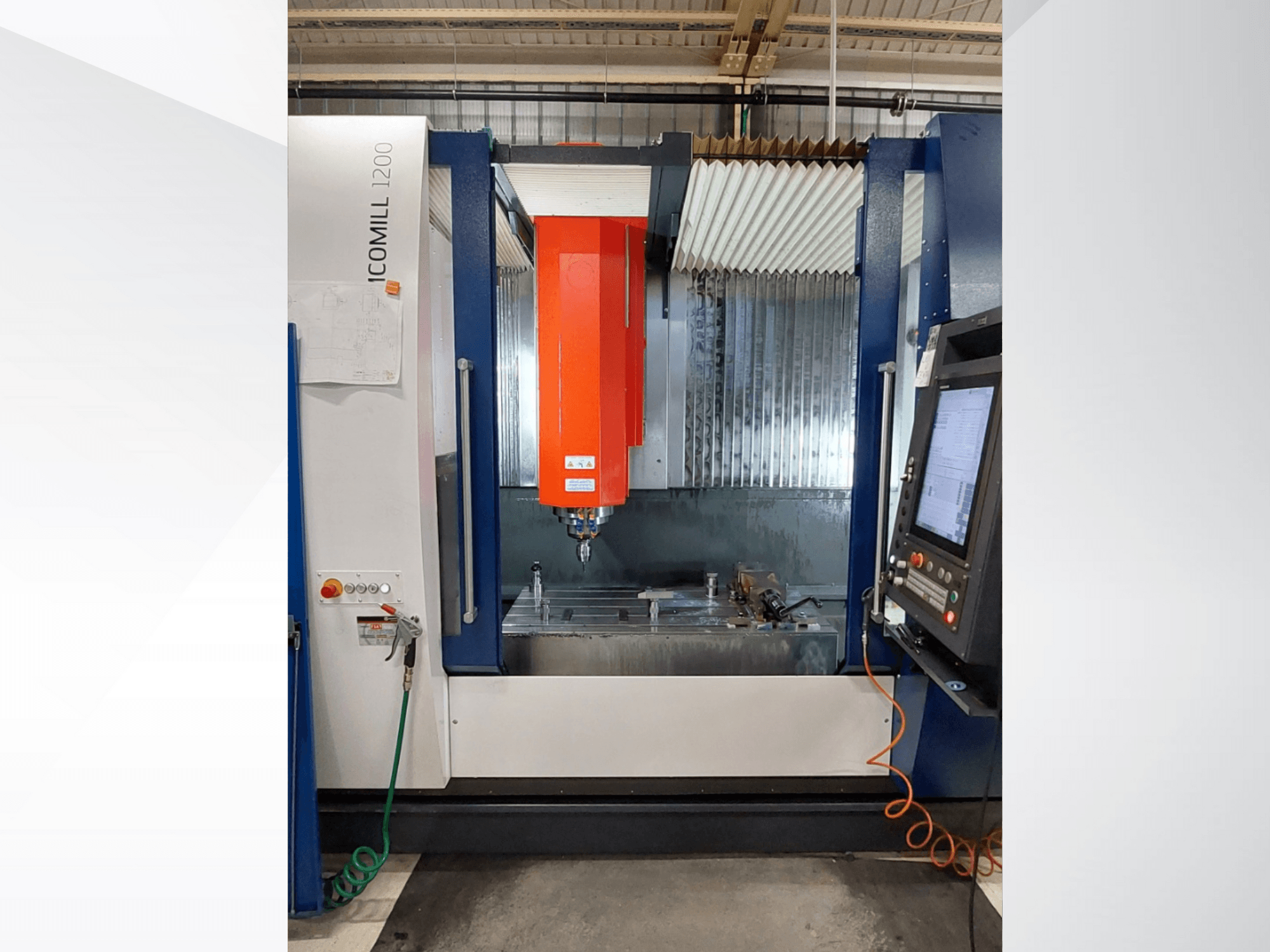 CNC frézka ICOMILL 1200 s červeným vřetenem, pohled zepředu ukazuje ovládací panel a pracovní plochu s nástroji.