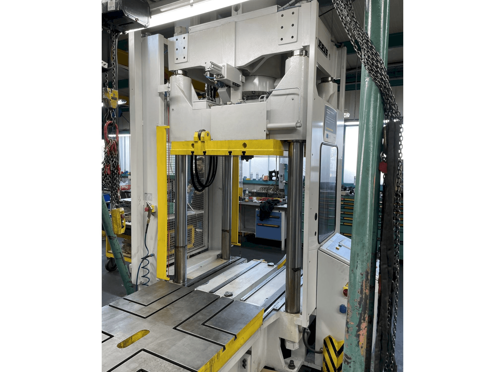 Čelní pohled na Reis TUS 100 stroj