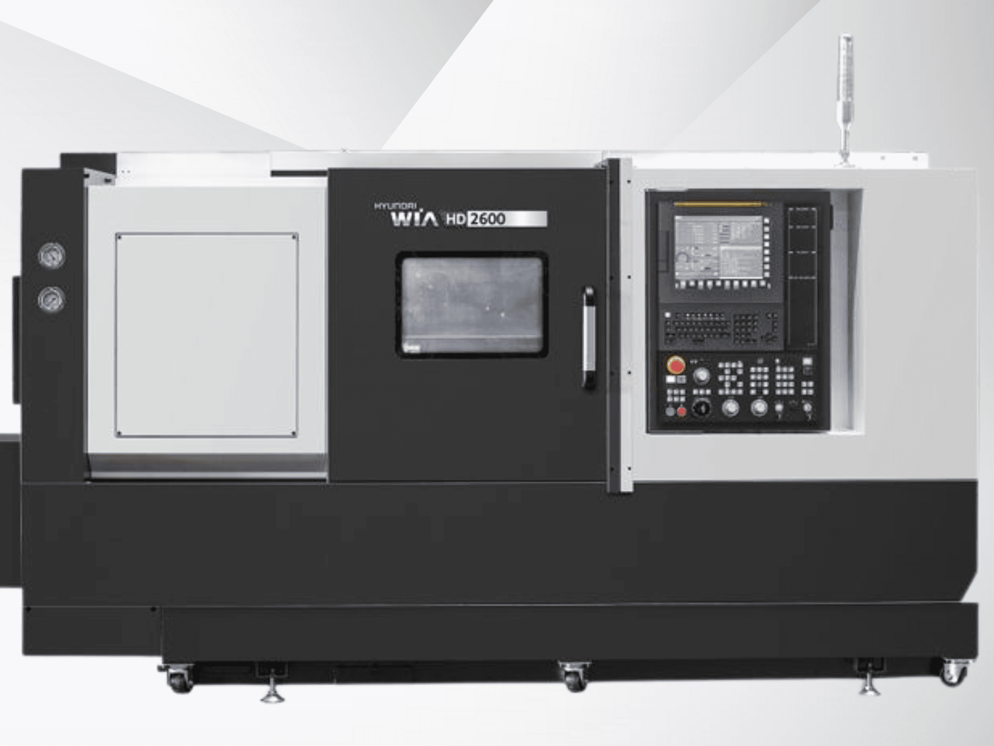 CNC soustruh Hyundai WIA HD2600, pohled zepředu, ovládací panel s tlačítky, obrazovka a přihrádka na nástroje.