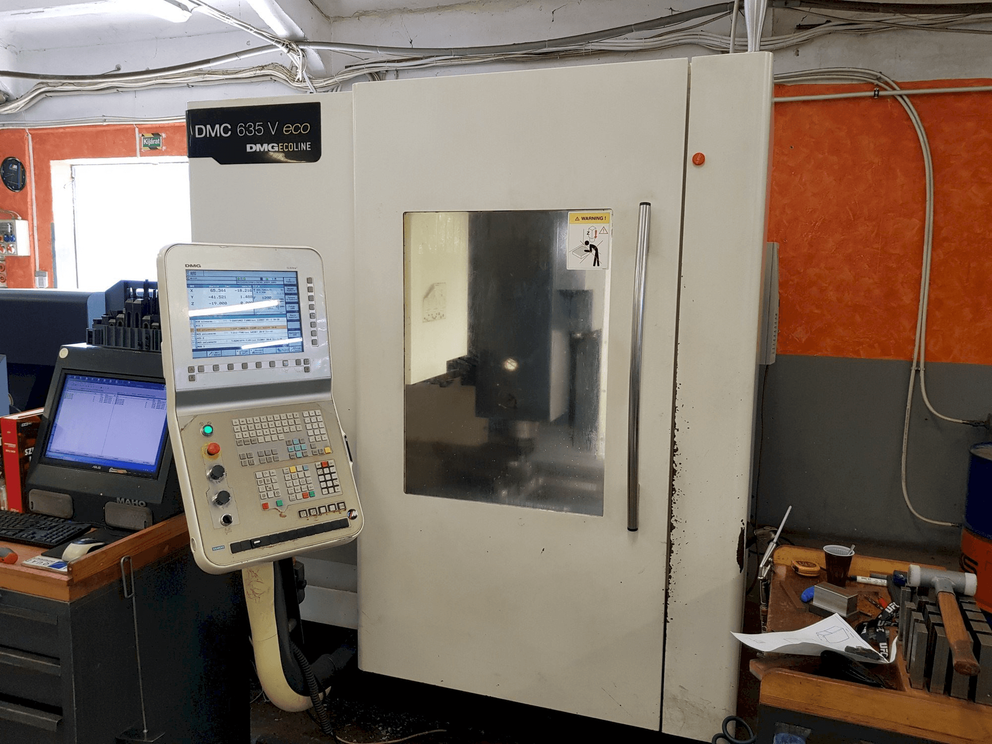 Čelní pohled na DMG DMC 635 V eco stroj