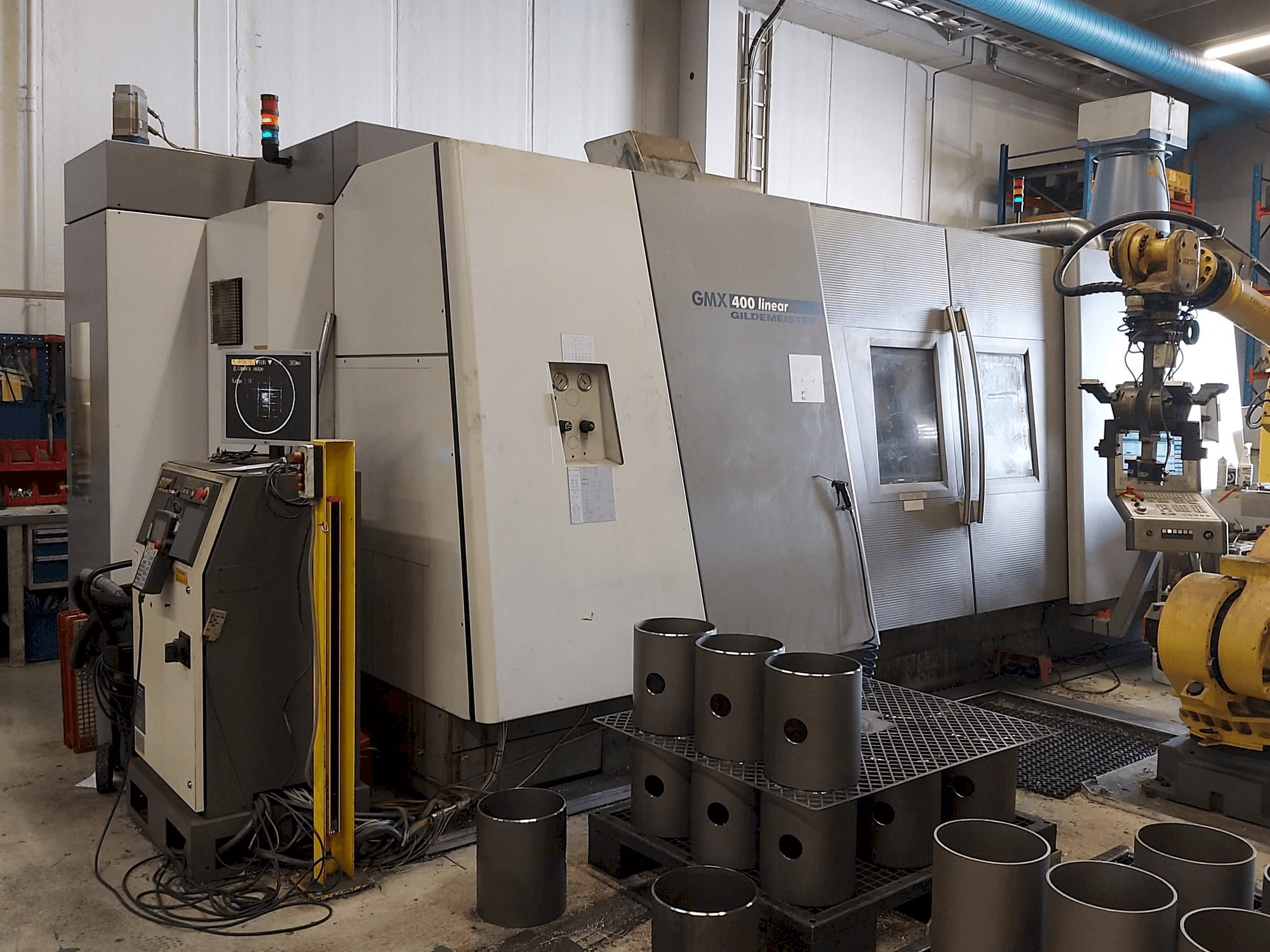 Čelní pohled na Gildemeister GMX 400 Linear stroj