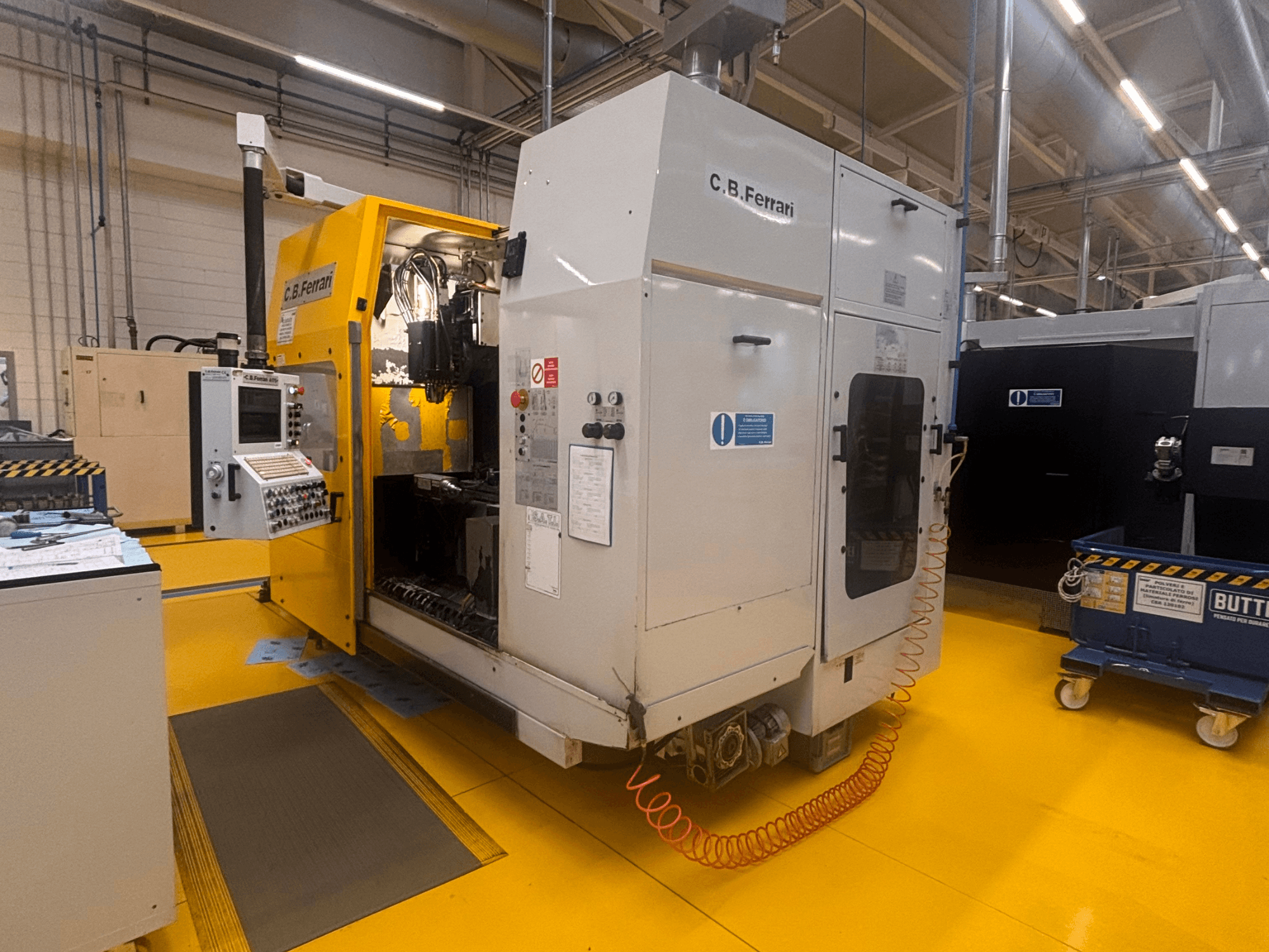 Vertikální obráběcí centrum C.B. Ferrari A175 v továrním nastavení, pohled zepředu s viditelným ovládacím panelem a otevřenými přístupovými dveřmi.