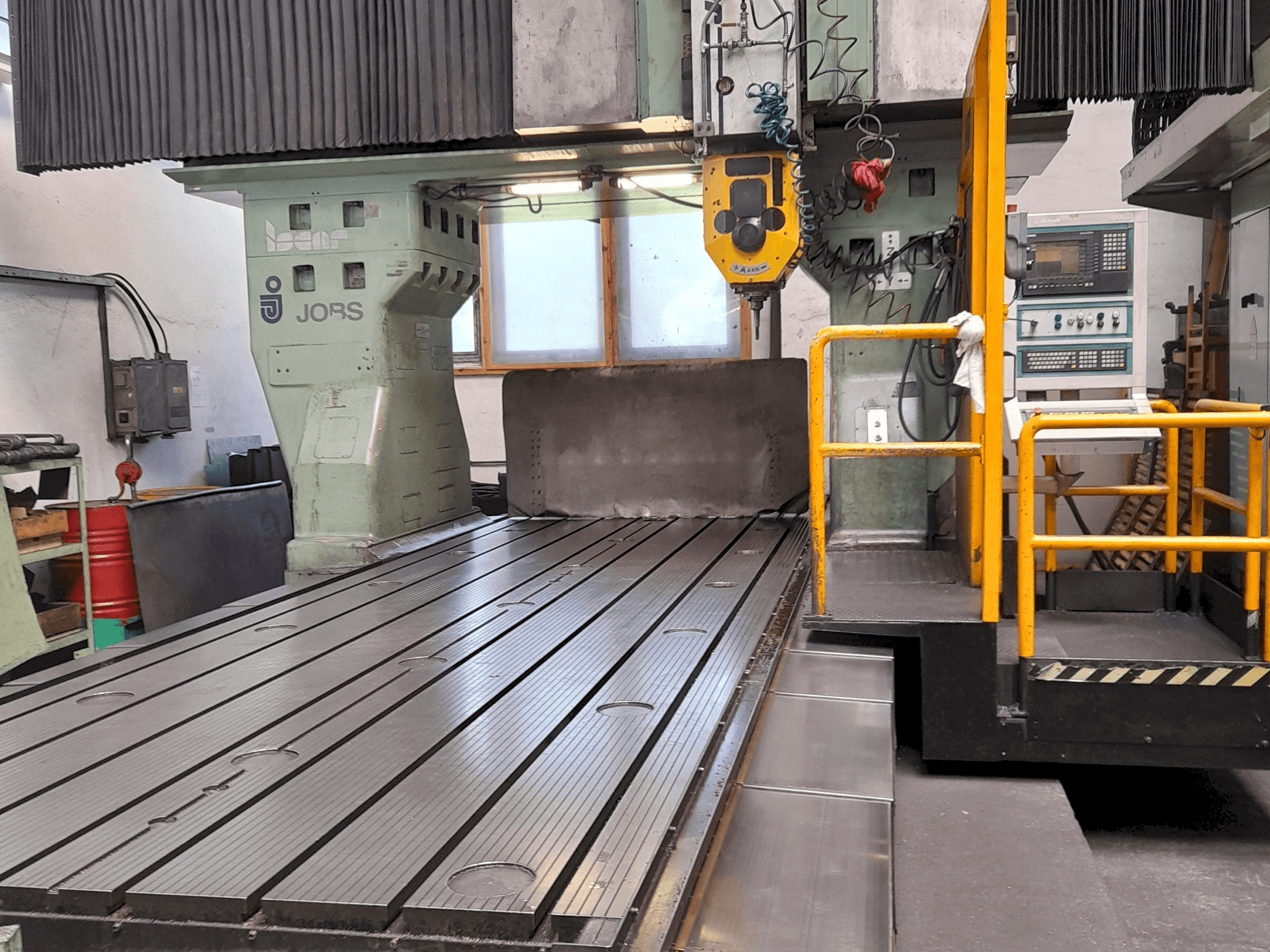 Čelní pohled na JOBS JoMach 243 stroj