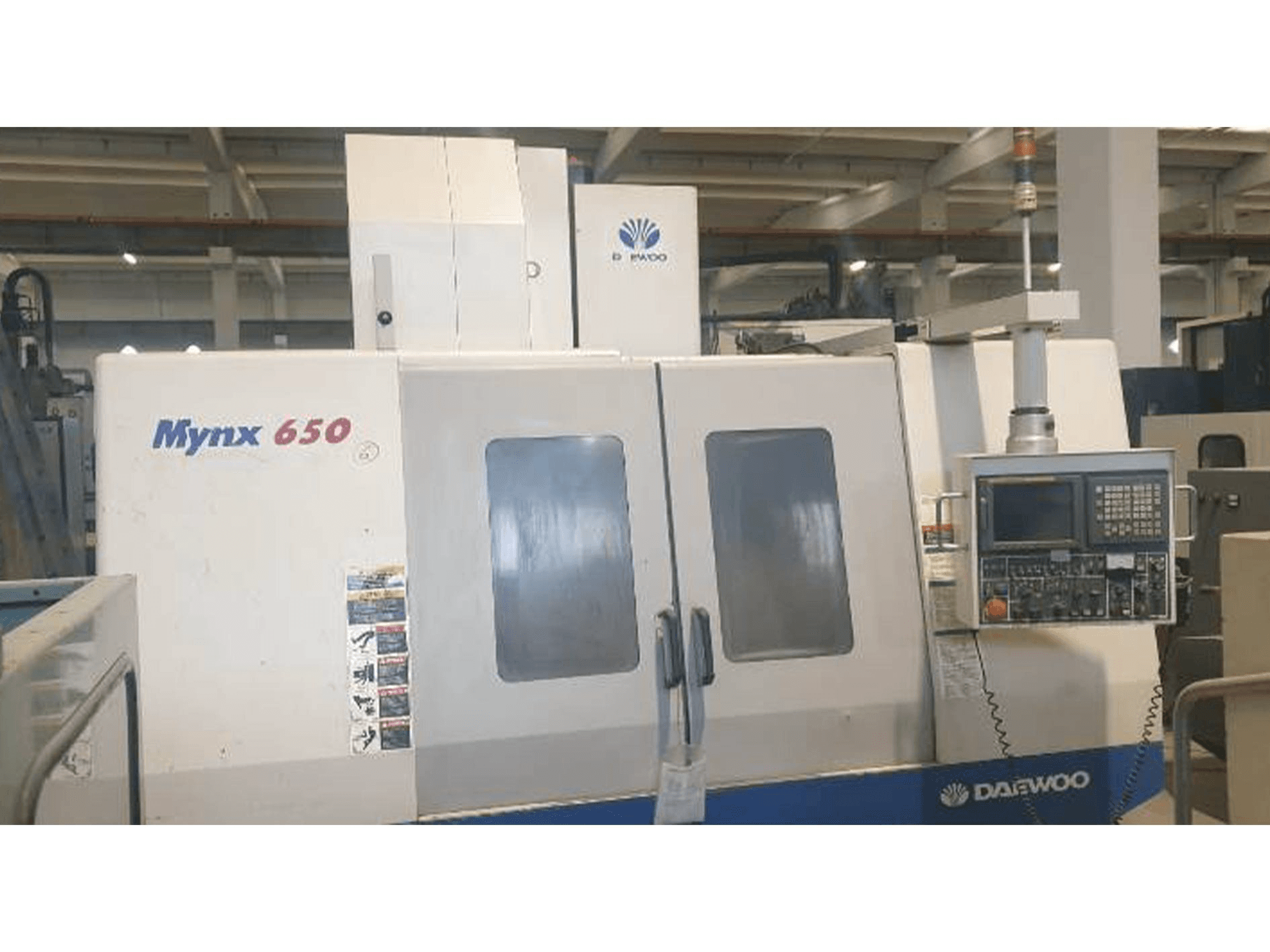Čelní pohled na DAEWOO MYNX 650 stroj
