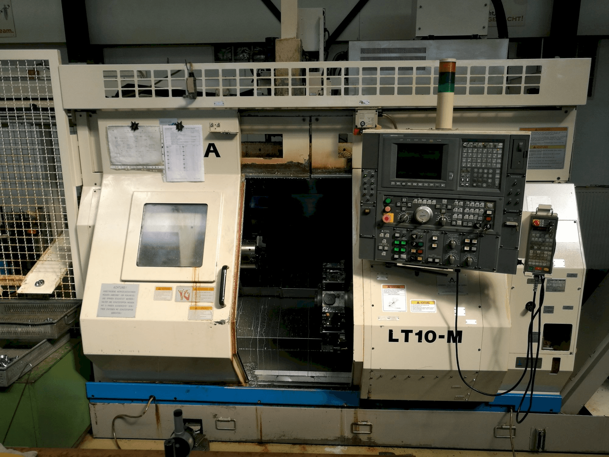 Čelní pohled na Okuma LT10-M stroj