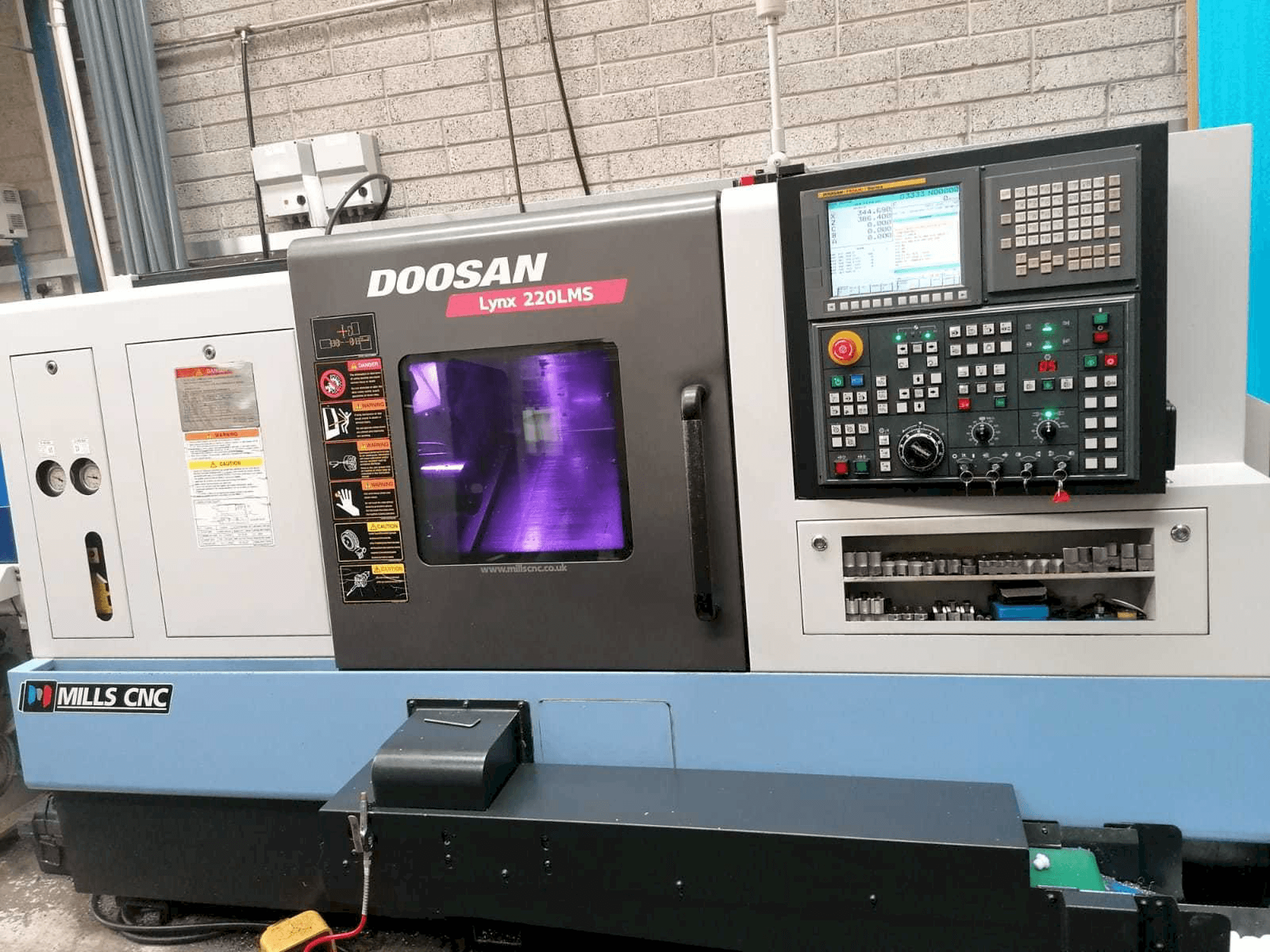 Čelní pohled na Doosan Lynx 220LMSA stroj