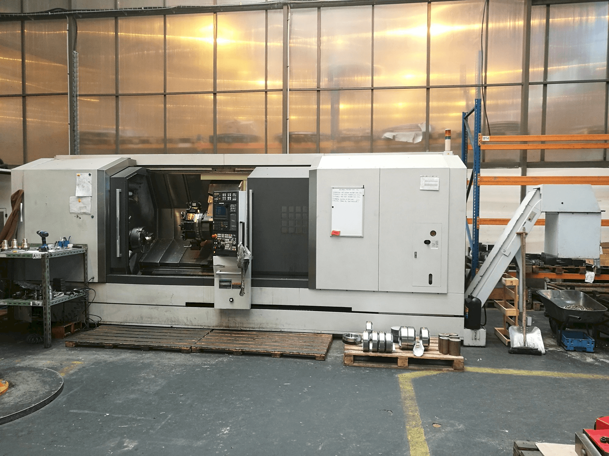 Čelní pohled na MORI SEIKI NL 3000 SY/2000 stroj