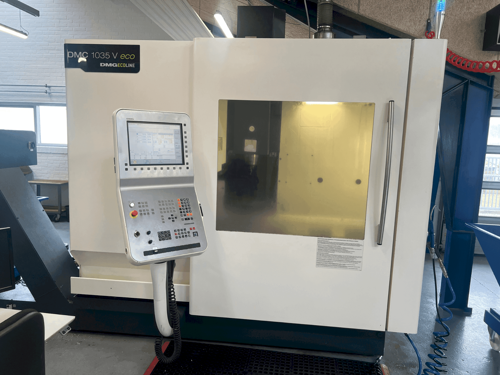 Čelní pohled na DMG MORI DMC 1035V eco stroj