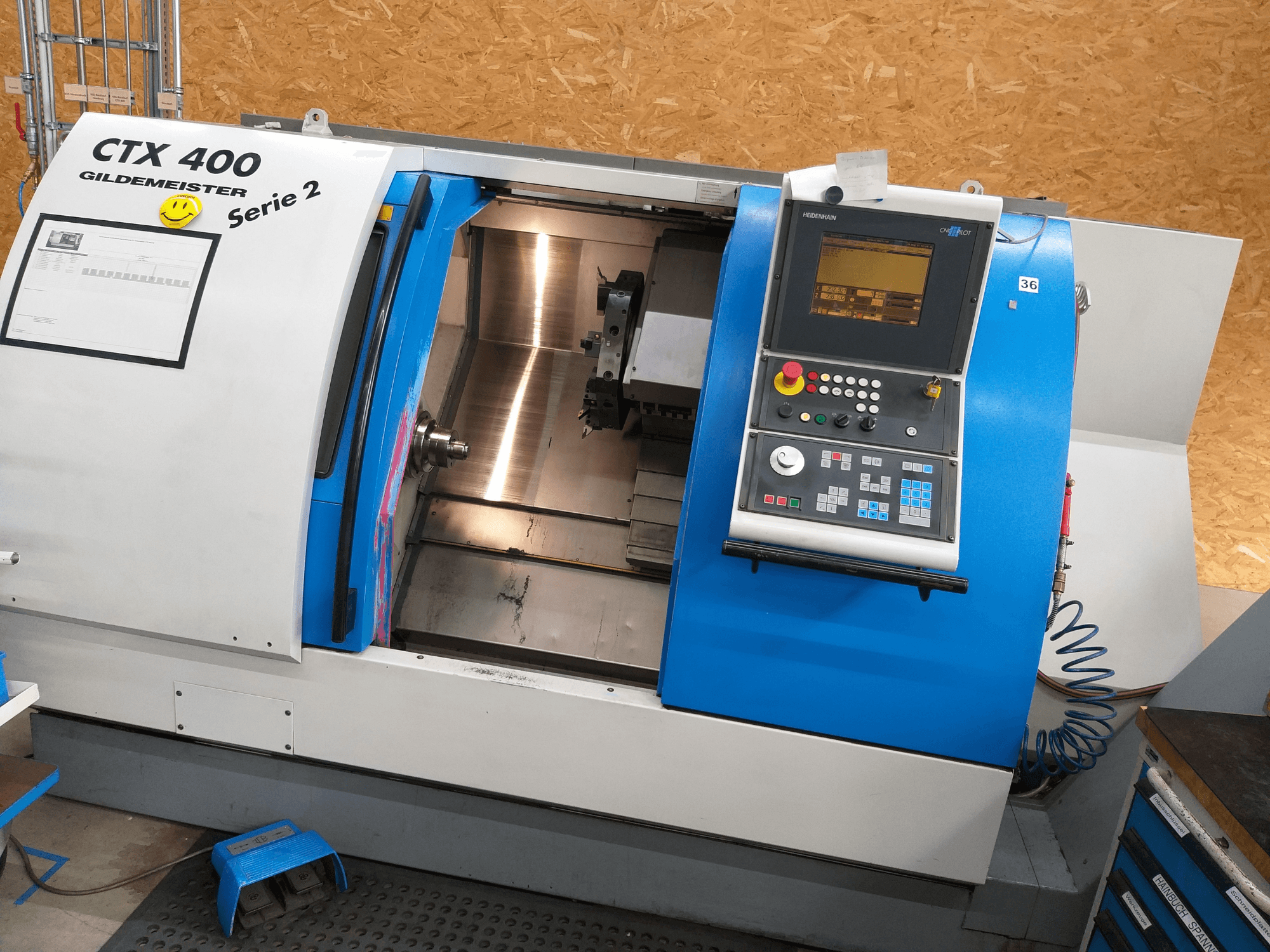 Horizontální soustruh Gildemeister CTX 400 Serie 2, pohled zepředu s ovládacím panelem a otevřeným vnitřkem stroje.