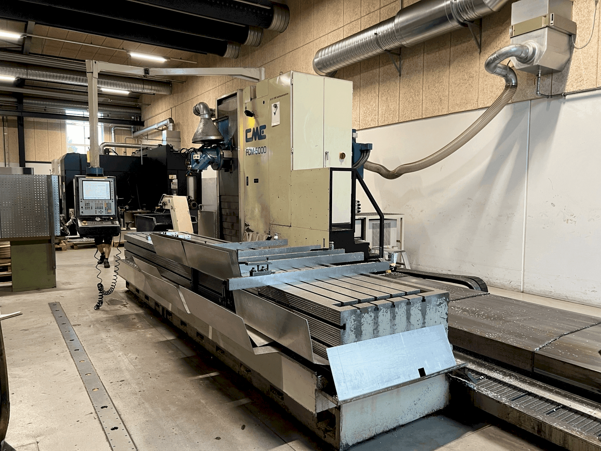 Čelní pohled na CME FCM 5000 stroj