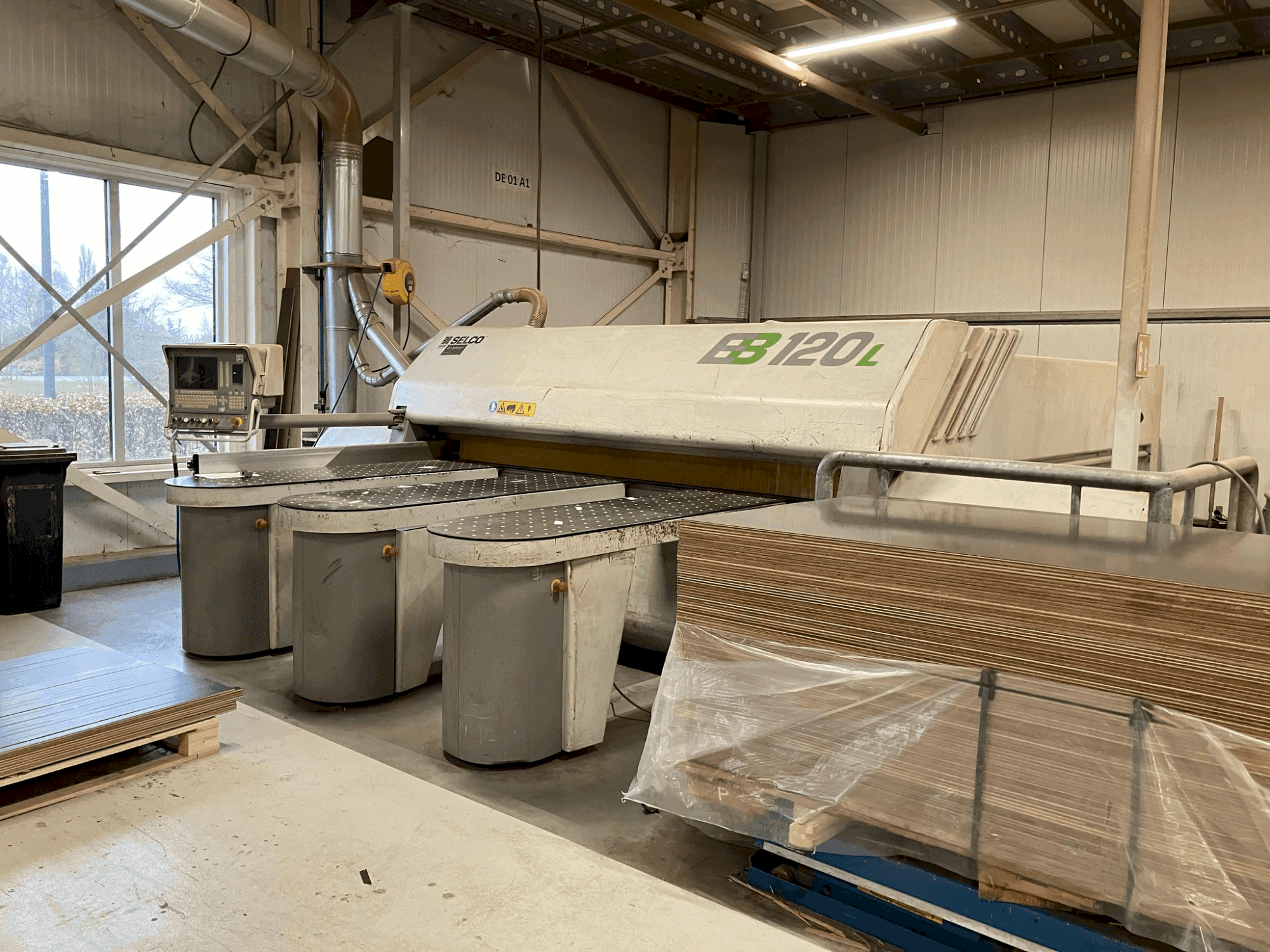 Čelní pohled na SELCO EBL 120 stroj