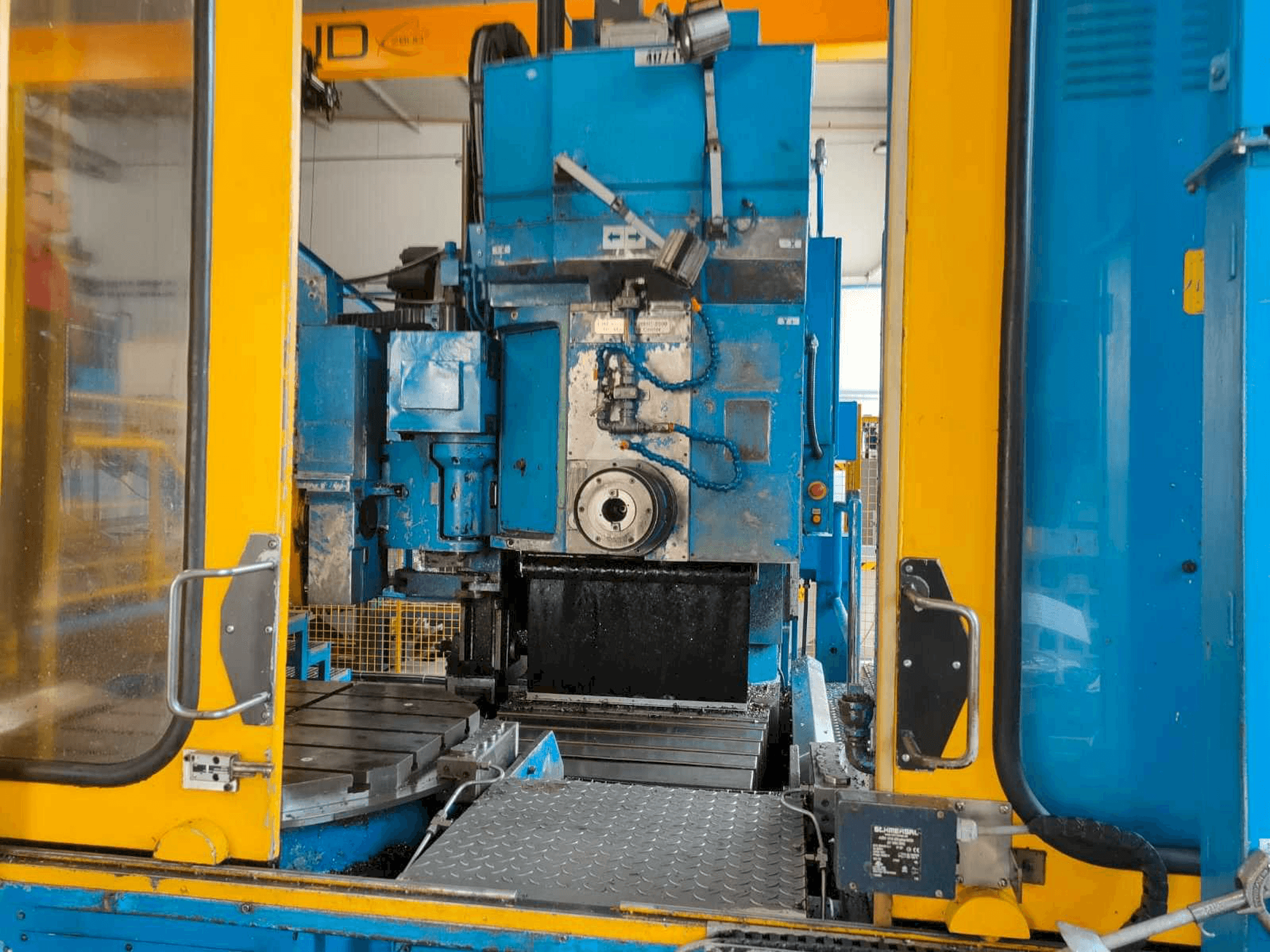 Čelní pohled na Cincinnati MILACRON 20-HC-2500 stroj