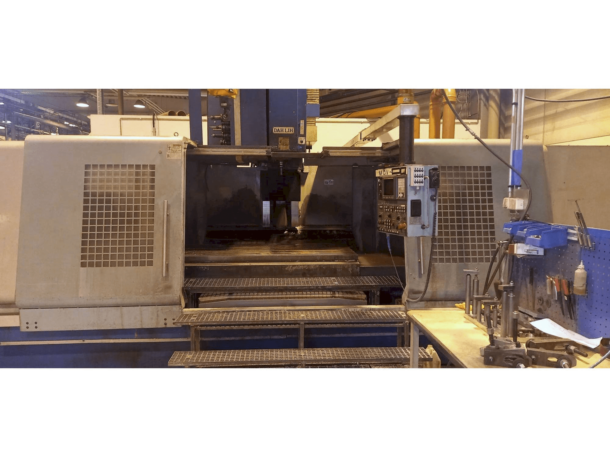 Čelní pohled na DAH LIH MCV 2600 stroj