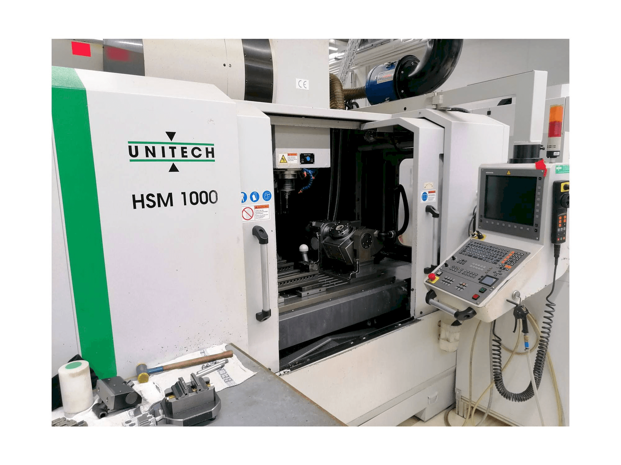 Čelní pohled na UNITECH HSM1000 stroj