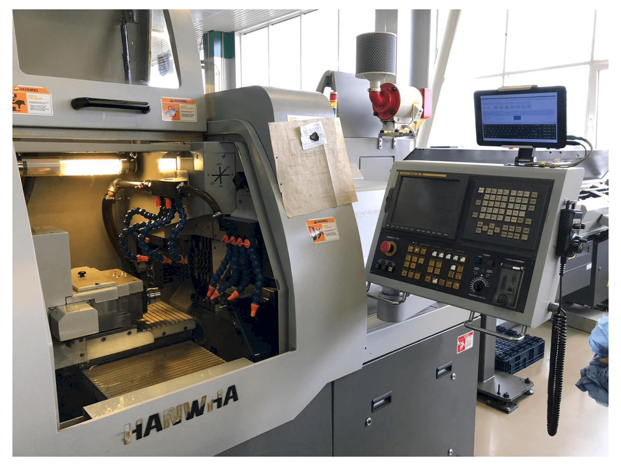 Čelní pohled na Hanwha XD20H stroj