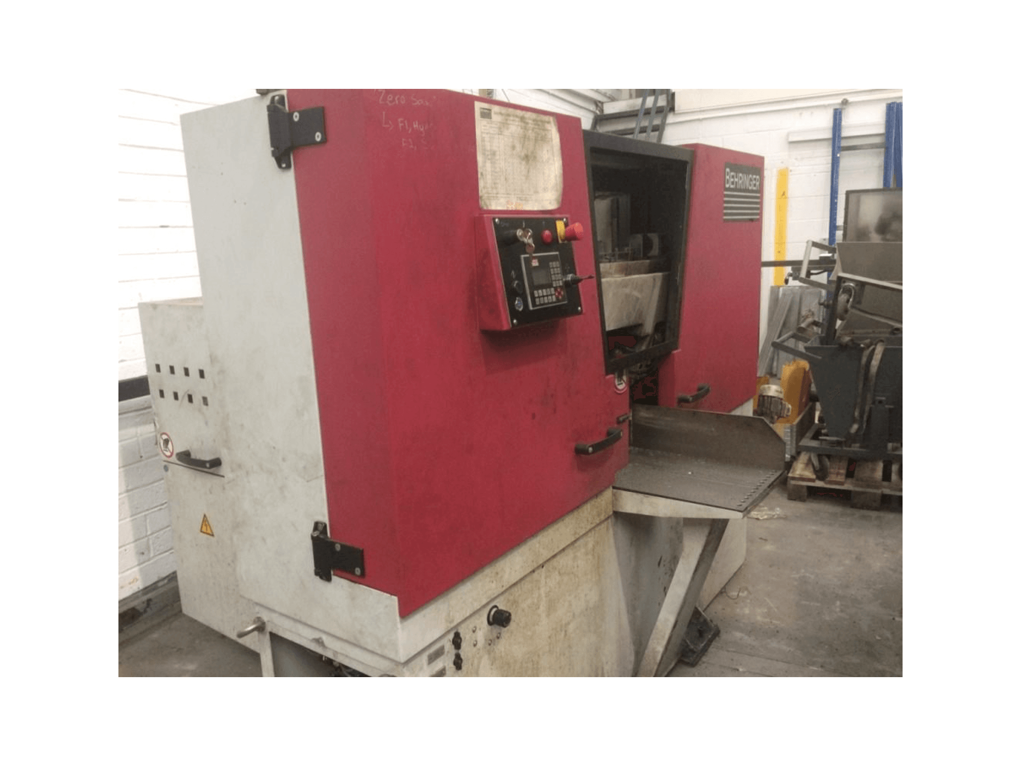 Čelní pohled na Behringer HBE261 A stroj