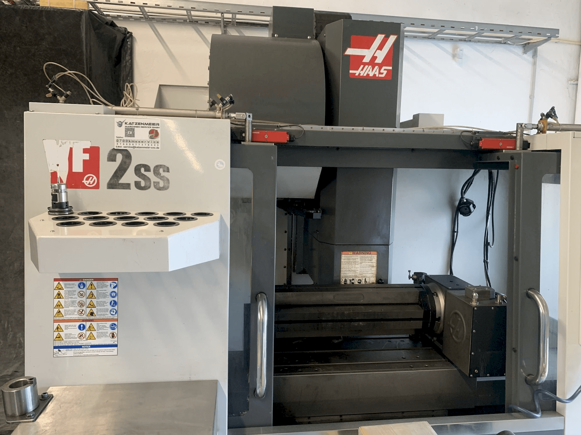 Čelní pohled na HAAS VF-2SS stroj