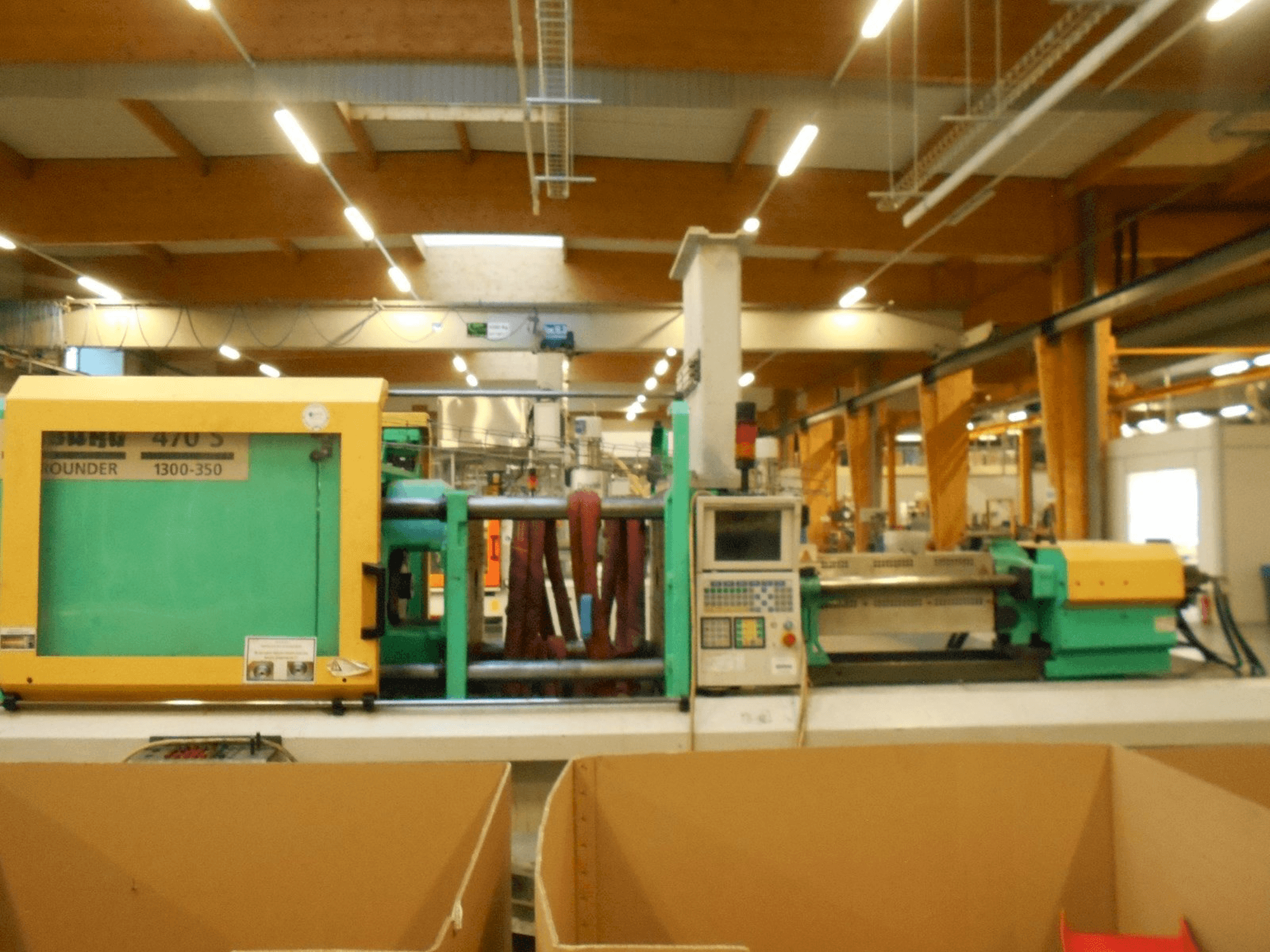 Čelní pohled na Arburg Allrounder 470 S 1300-350 stroj