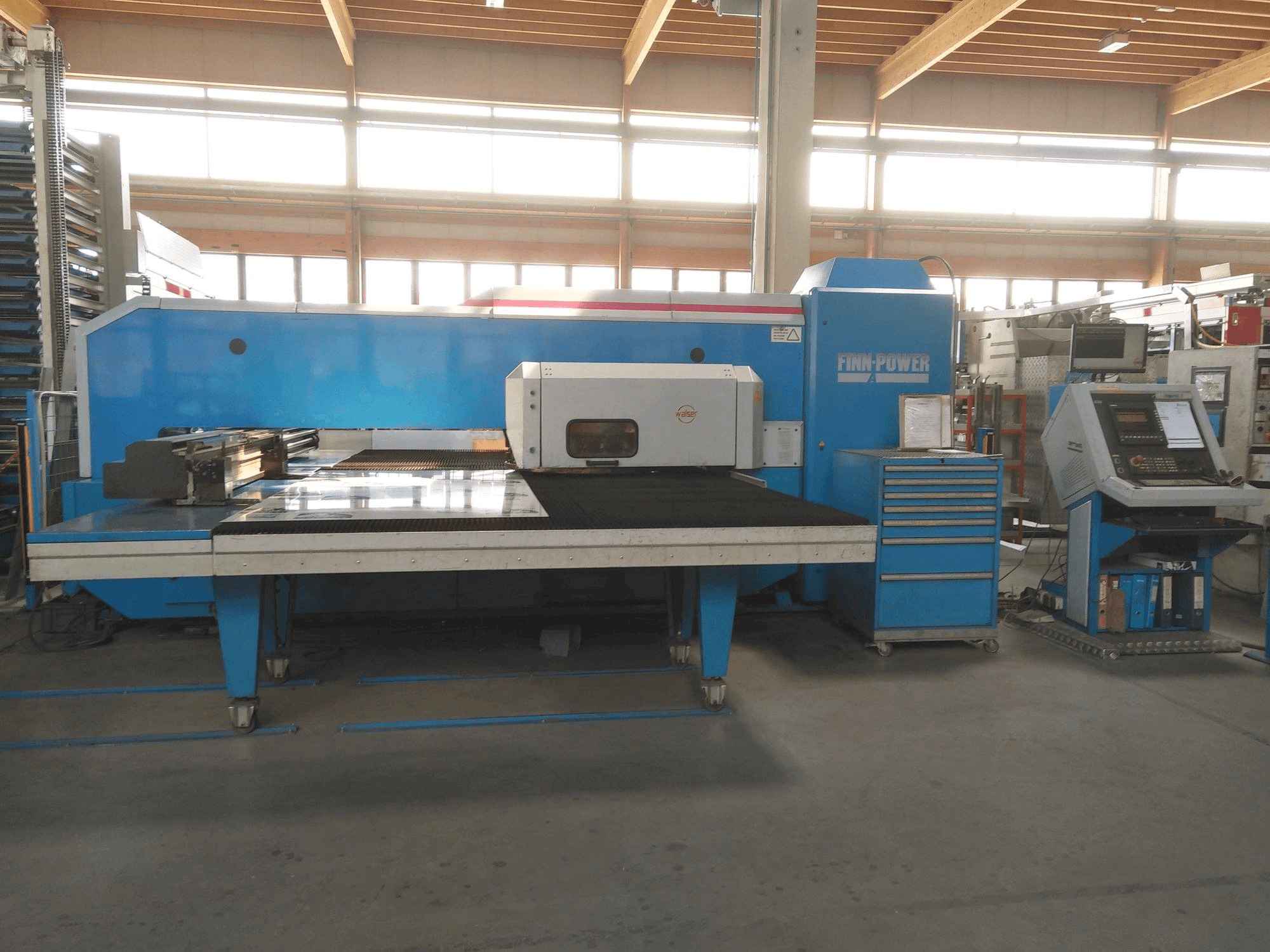 Čelní pohled na Finn-Power A5-20SB stroj