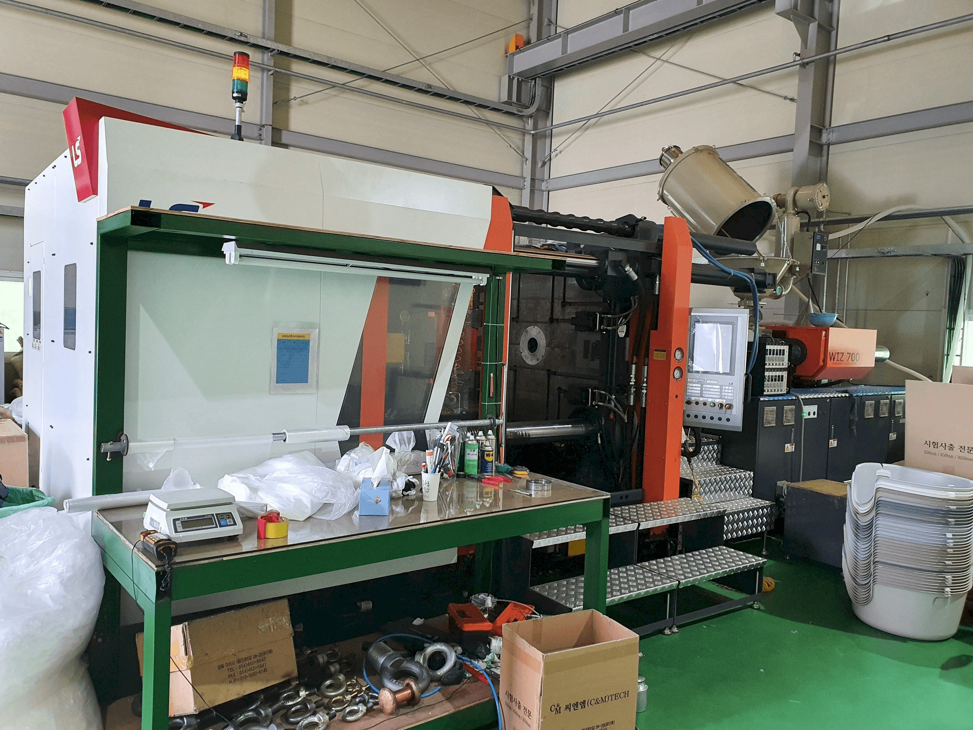 Čelní pohled na LS MTRON WIZ700 stroj