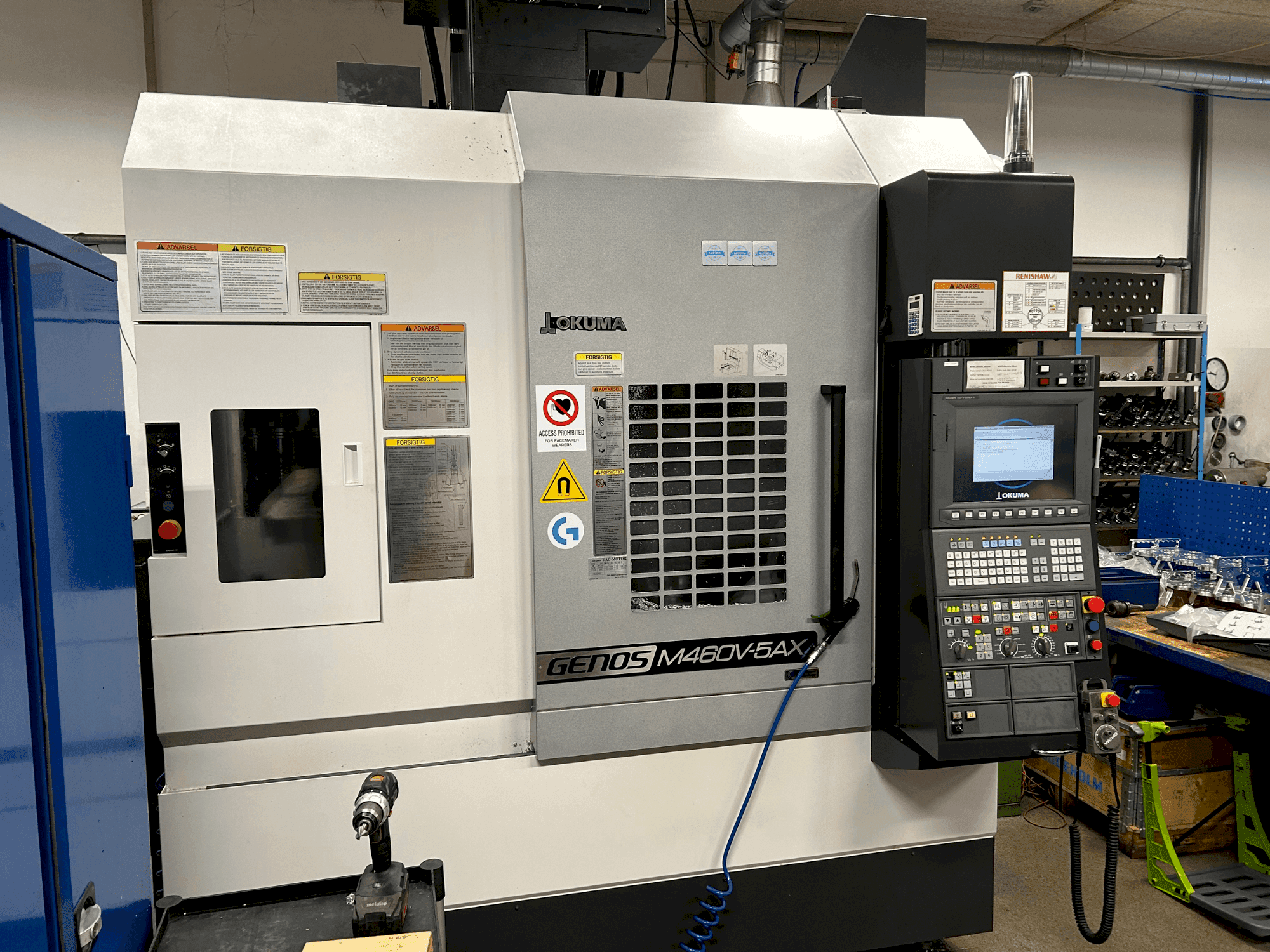 Čelní pohled na Okuma GENOS M460V-5AX stroj