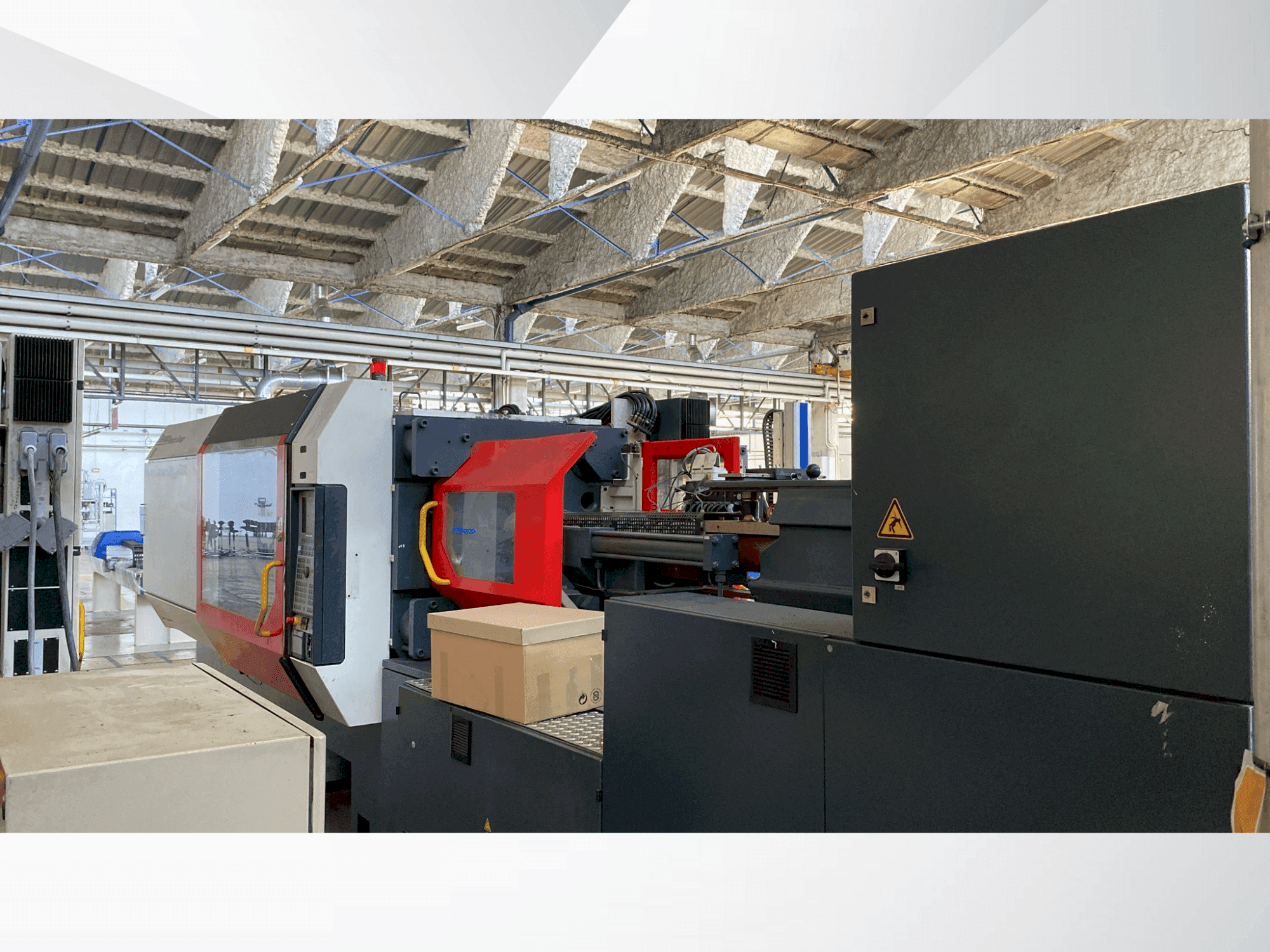 Čelní pohled na DEMAG Ergotech System 420-1450 stroj